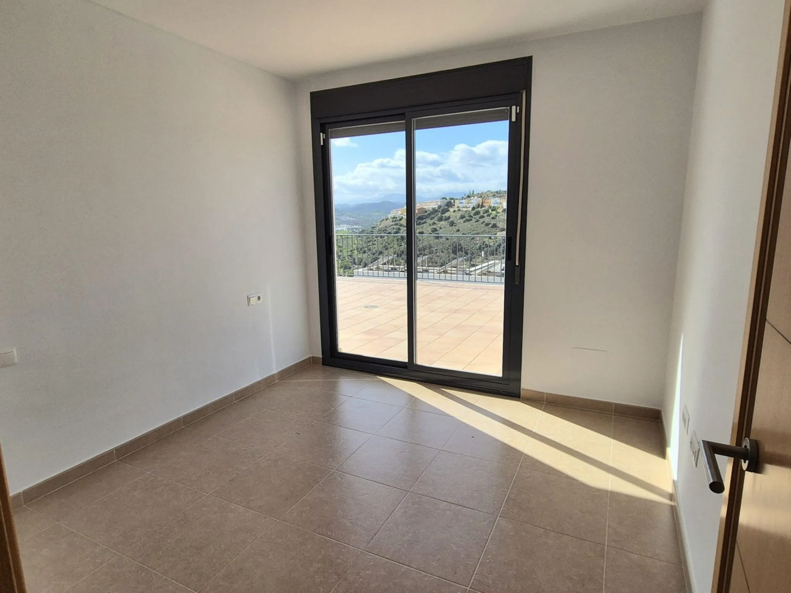 For sale this spacious independent villa in Sierra Gorda, Coin with great views.