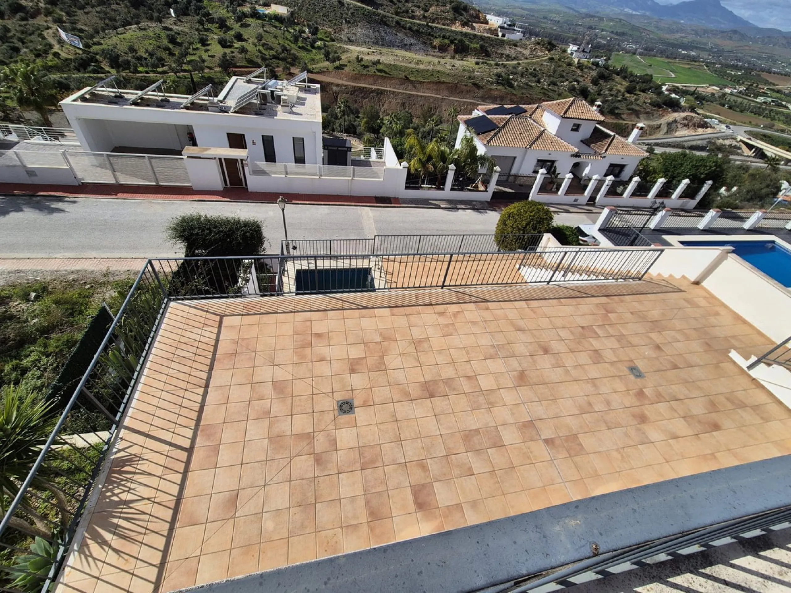 For sale this spacious independent villa in Sierra Gorda, Coin with great views.