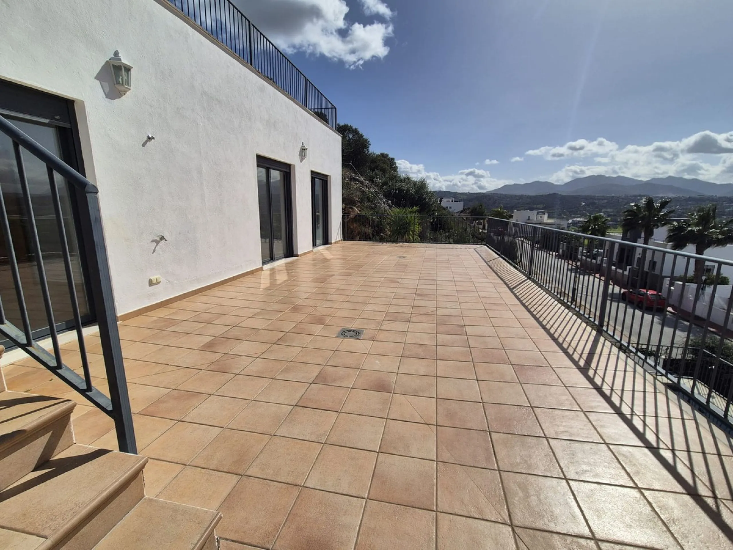 For sale this spacious independent villa in Sierra Gorda, Coin with great views.