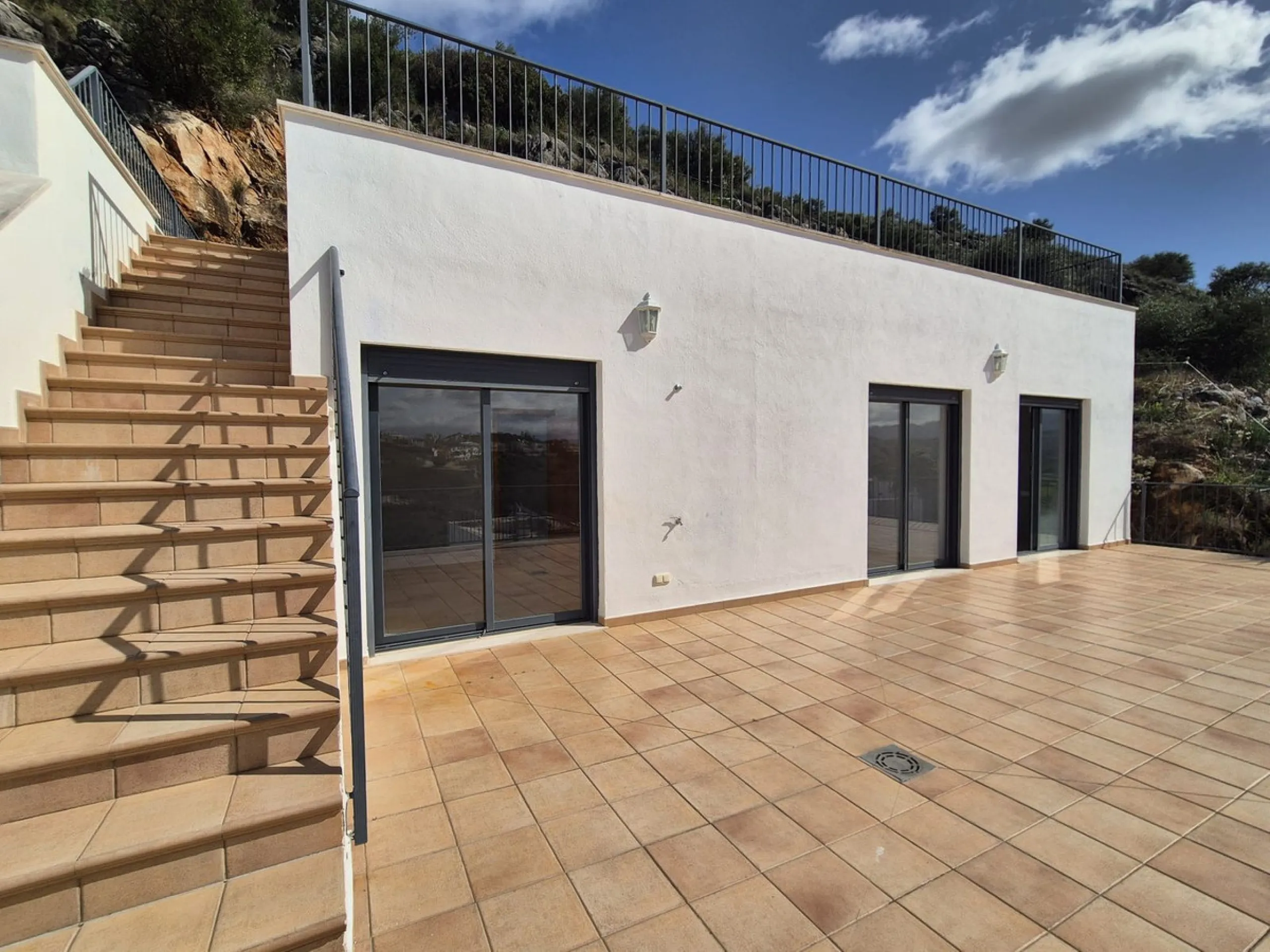 For sale this spacious independent villa in Sierra Gorda, Coin with great views.