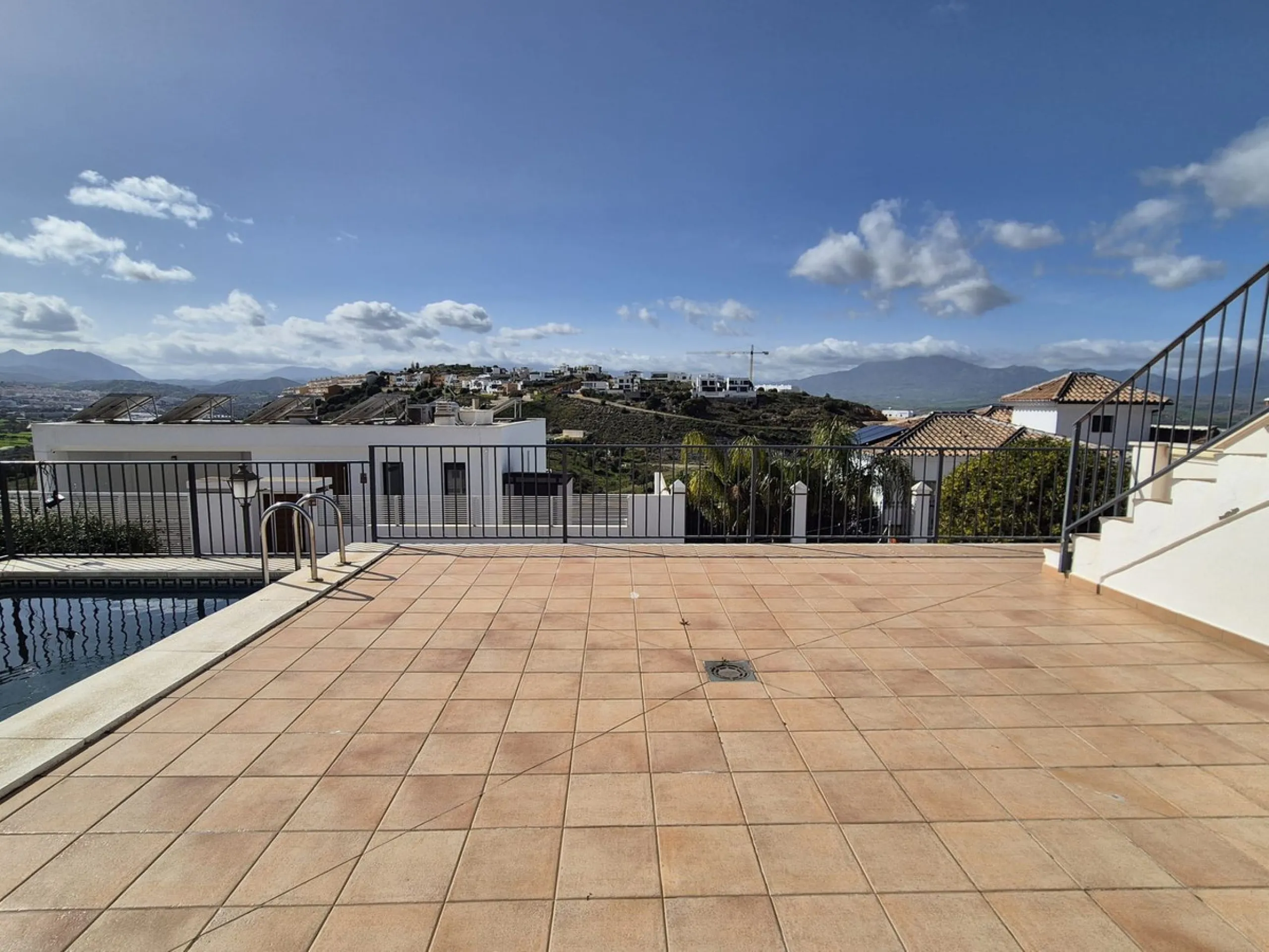 For sale this spacious independent villa in Sierra Gorda, Coin with great views.