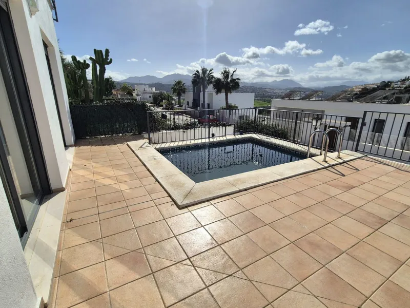 For sale this spacious independent villa in Sierra Gorda, Coin with great views.