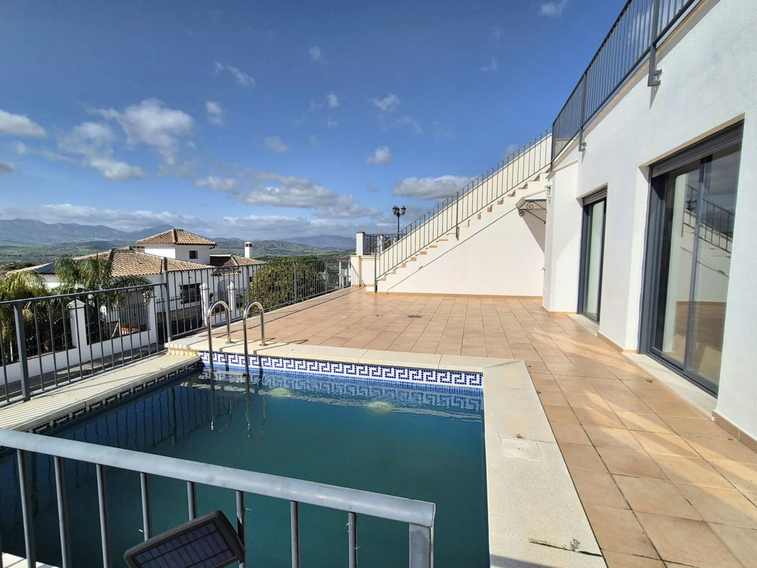 For sale this spacious independent villa in Sierra Gorda, Coin with great views.