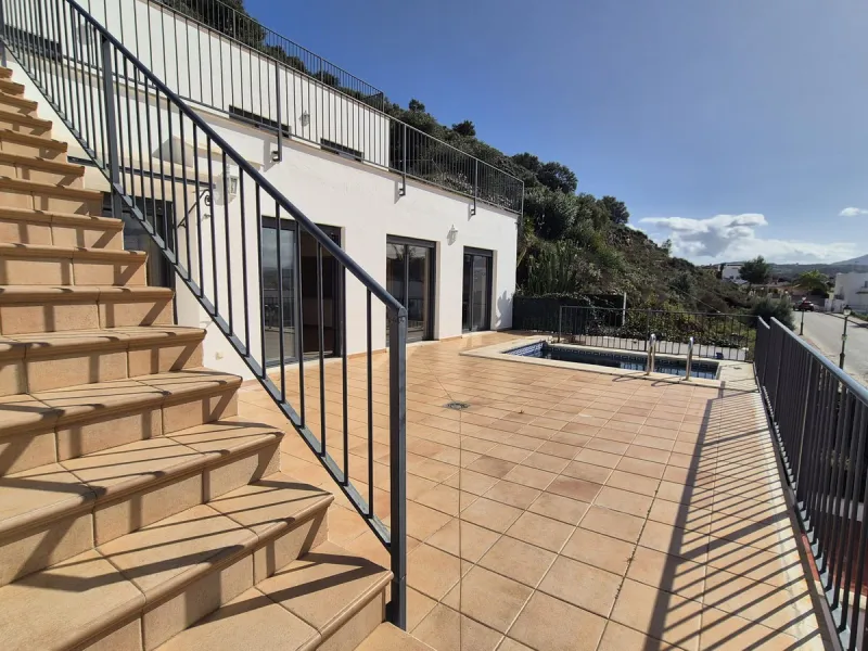For sale this spacious independent villa in Sierra Gorda, Coin with great views.