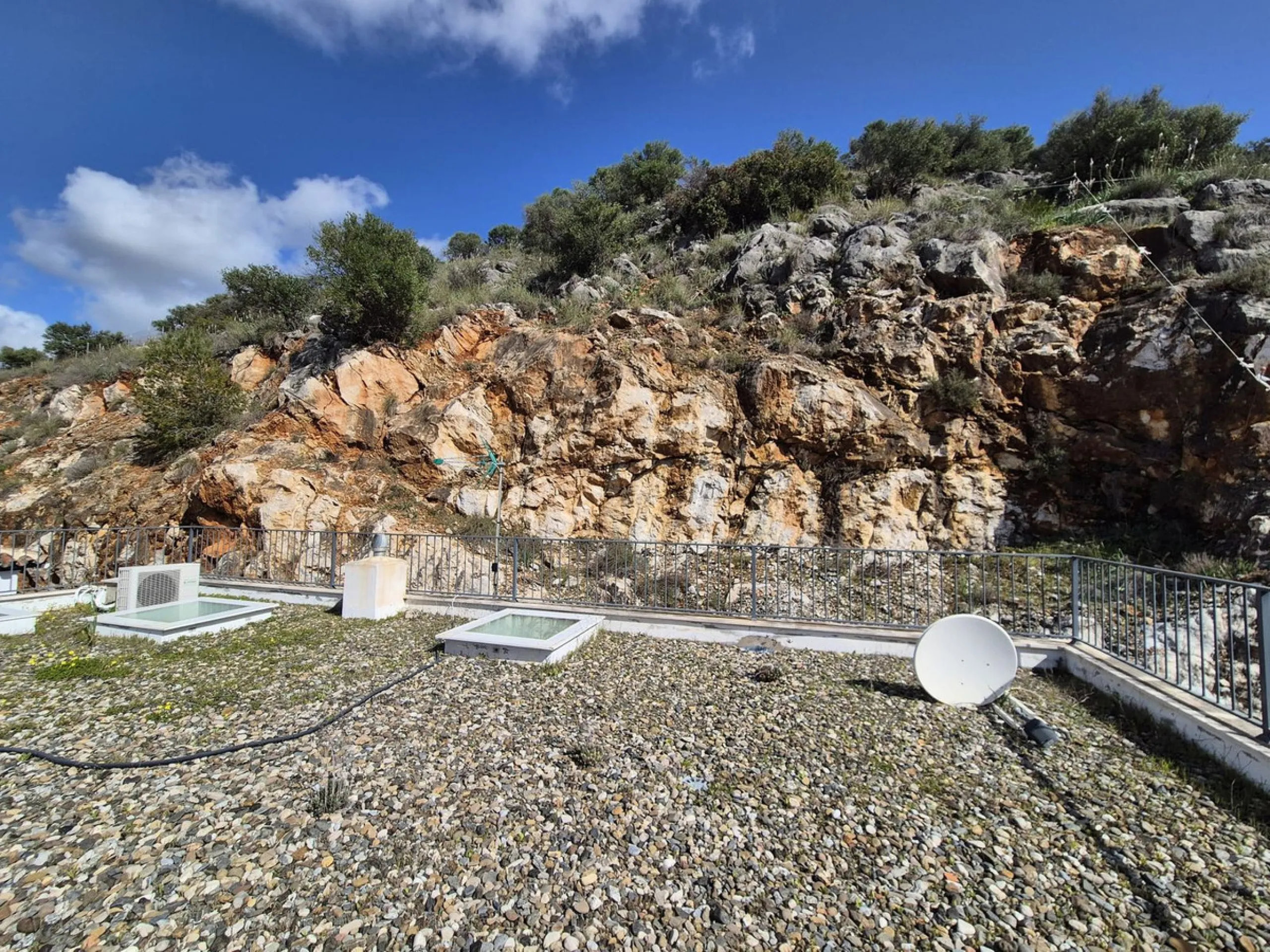 For sale this spacious independent villa in Sierra Gorda, Coin with great views.