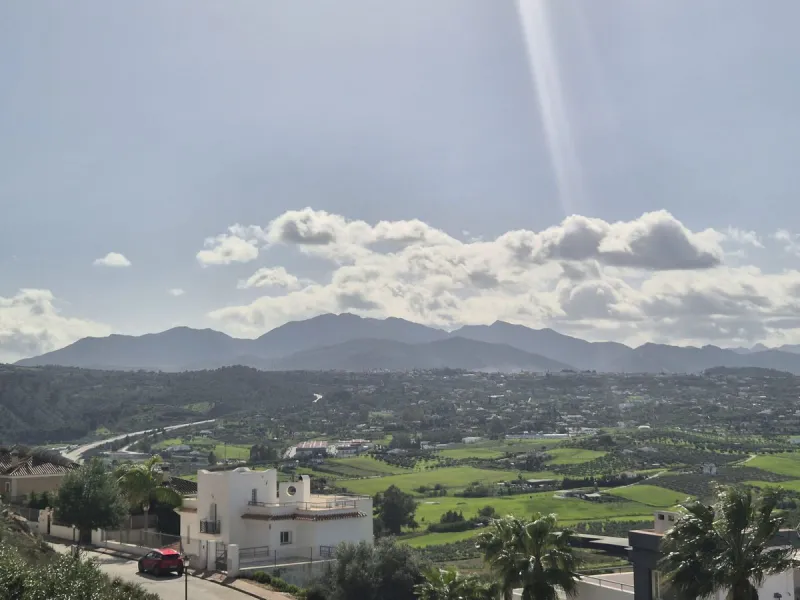 For sale this spacious independent villa in Sierra Gorda, Coin with great views.