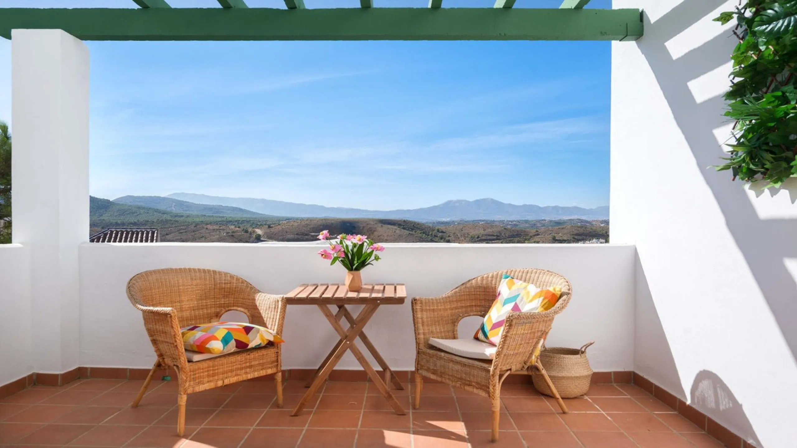 Exclusively for sale, this very nice middle floor apartment in Atalaya - Alhaurín Golf - Alhaurín el Grande - with midday sun to sunset over the surrounding mountains.
