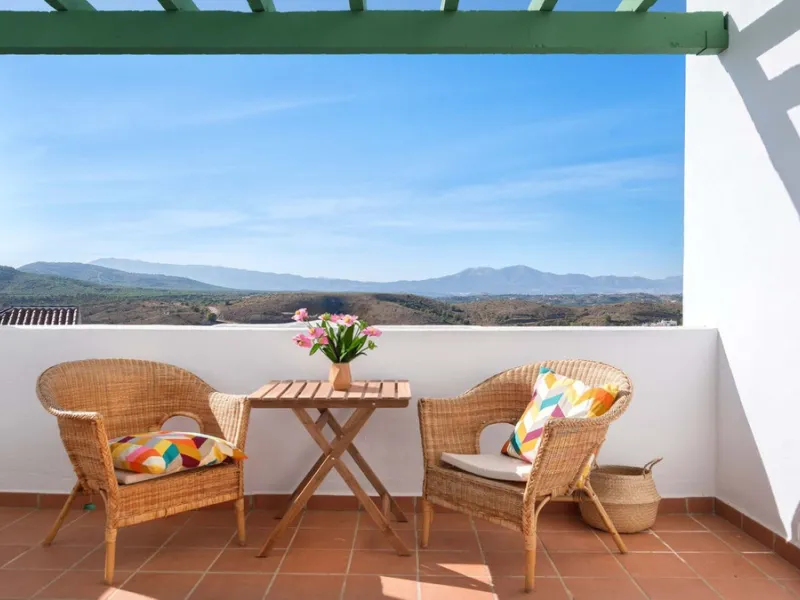Exclusively for sale, this very nice middle floor apartment in Atalaya - Alhaurín Golf - Alhaurín el Grande - with midday sun to sunset over the surrounding mountains.