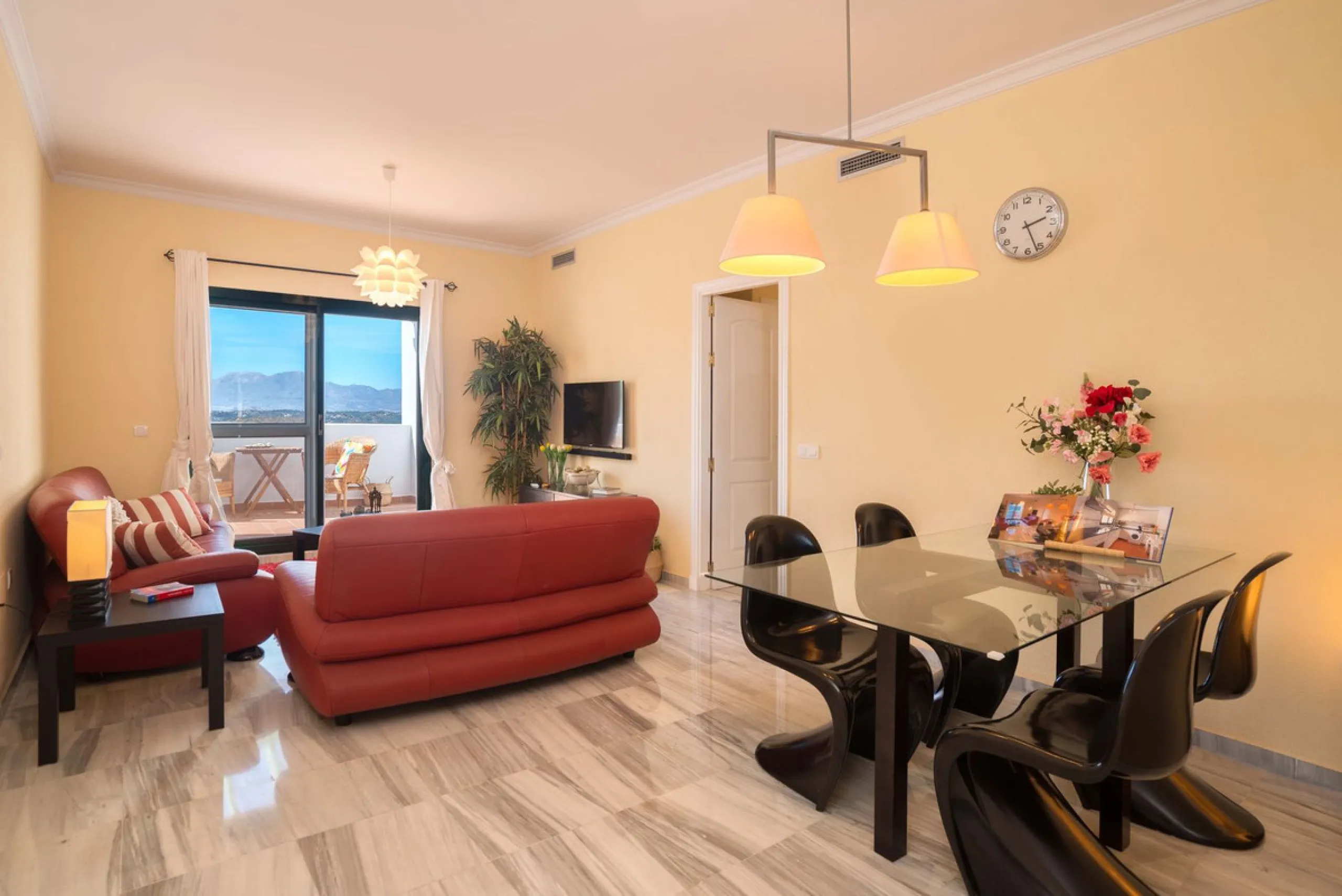 Exclusively for sale, this very nice middle floor apartment in Atalaya - Alhaurín Golf - Alhaurín el Grande - with midday sun to sunset over the surrounding mountains.