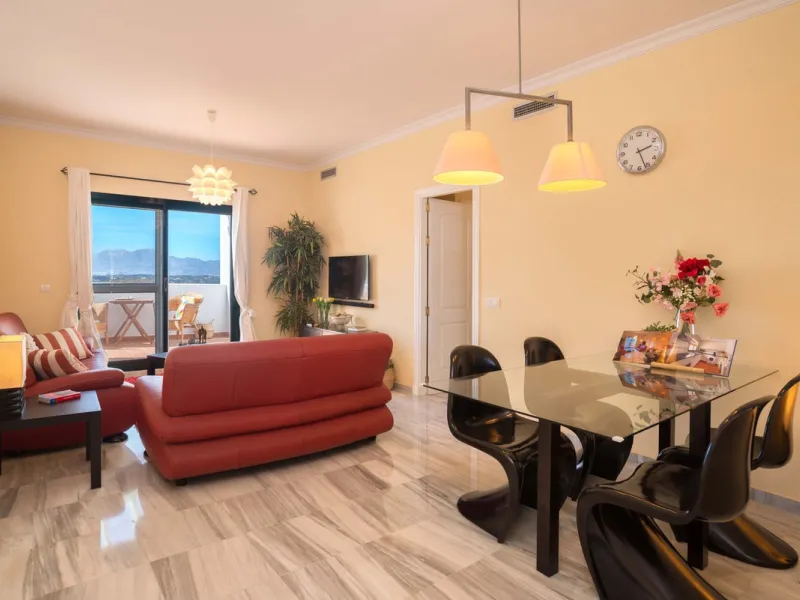 Exclusively for sale, this very nice middle floor apartment in Atalaya - Alhaurín Golf - Alhaurín el Grande - with midday sun to sunset over the surrounding mountains.