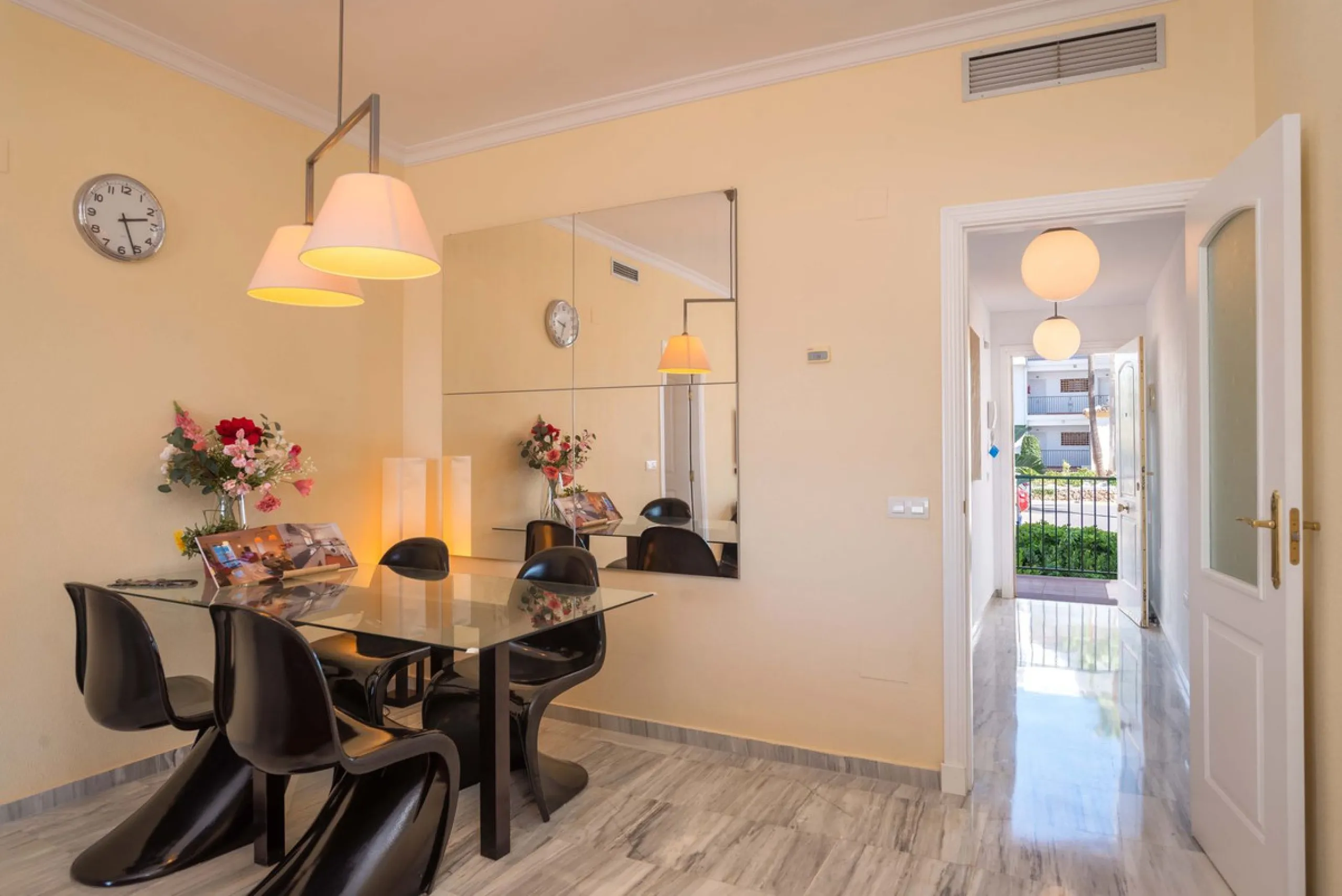 Exclusively for sale, this very nice middle floor apartment in Atalaya - Alhaurín Golf - Alhaurín el Grande - with midday sun to sunset over the surrounding mountains.