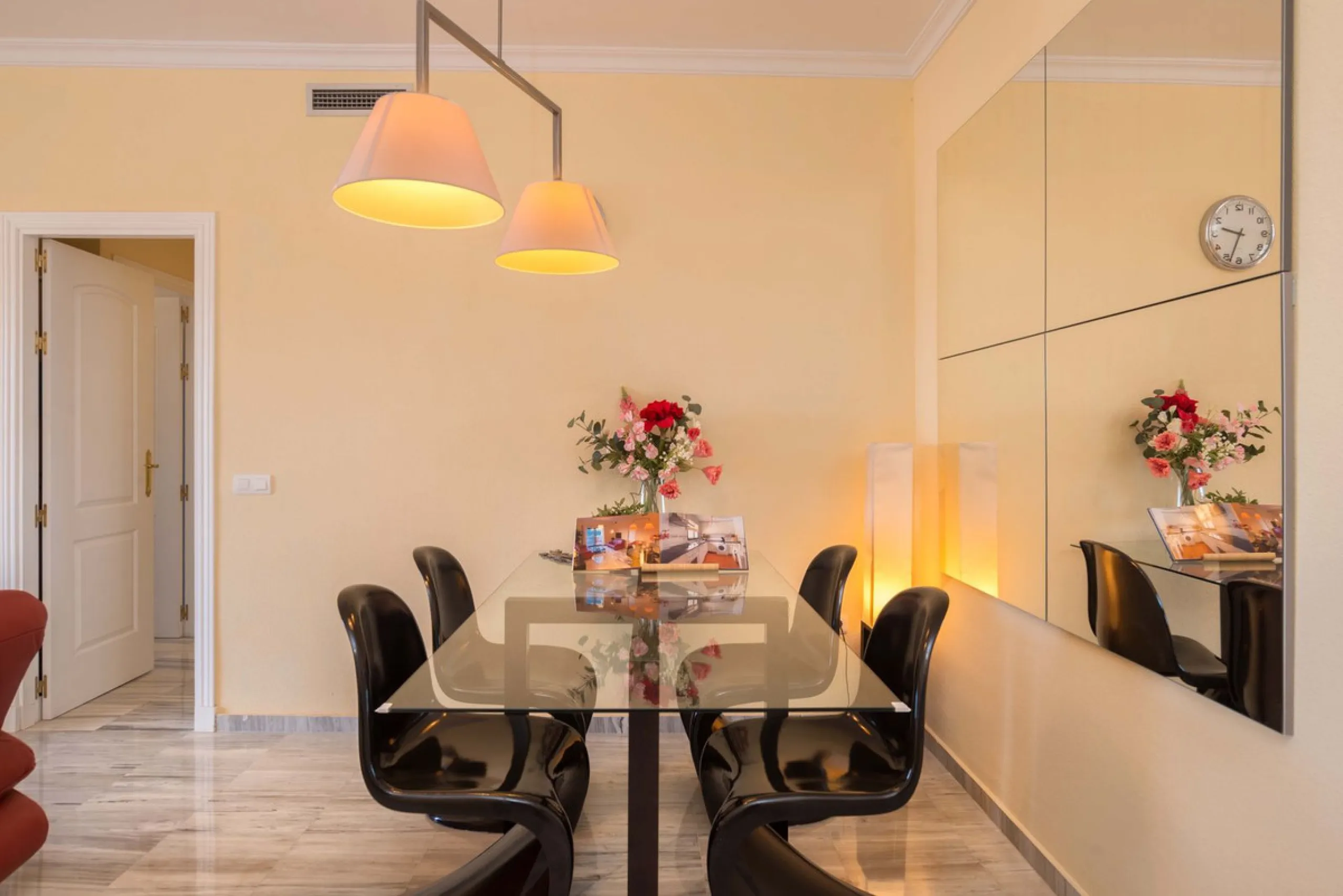 Exclusively for sale, this very nice middle floor apartment in Atalaya - Alhaurín Golf - Alhaurín el Grande - with midday sun to sunset over the surrounding mountains.