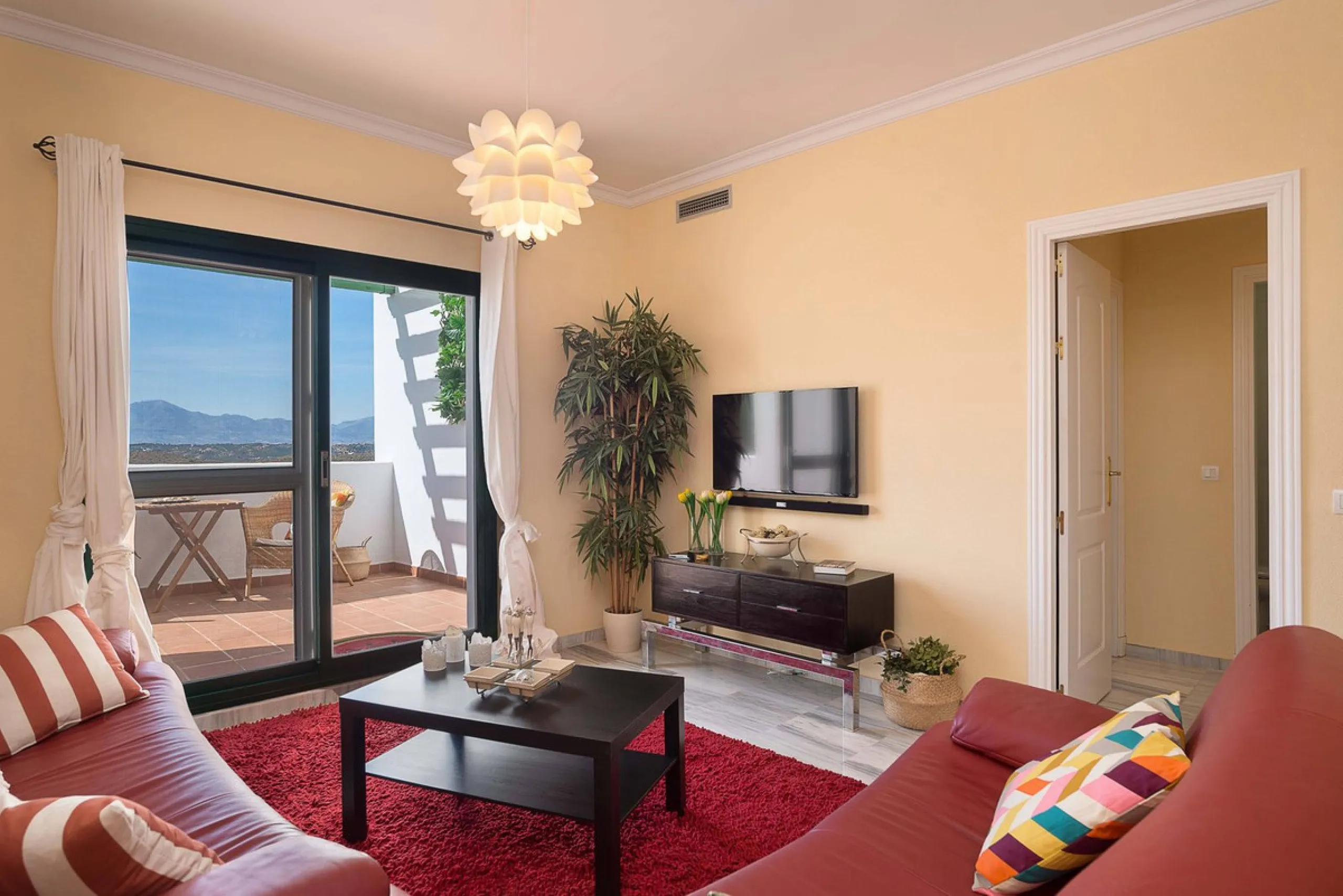Exclusively for sale, this very nice middle floor apartment in Atalaya - Alhaurín Golf - Alhaurín el Grande - with midday sun to sunset over the surrounding mountains.