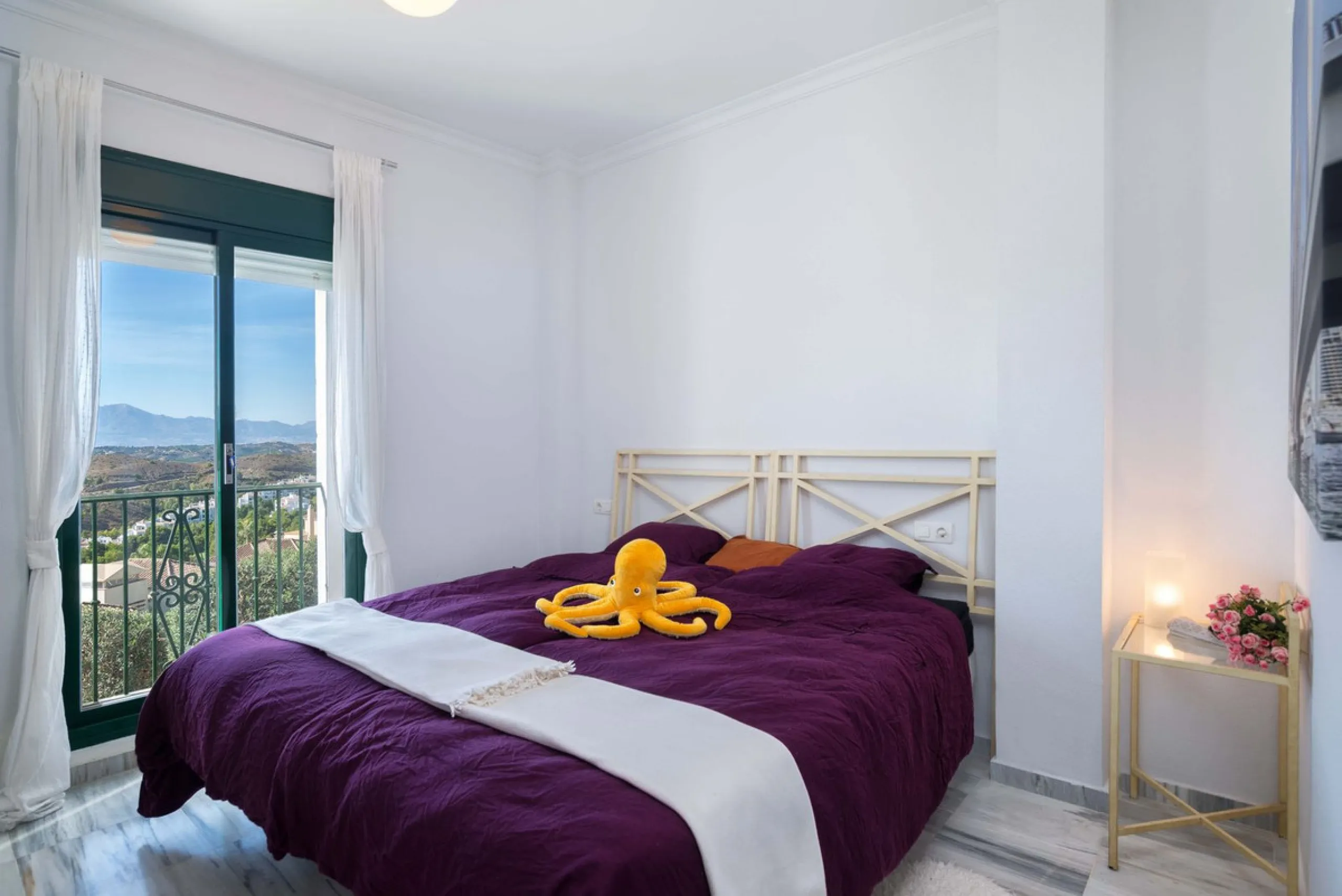 Exclusively for sale, this very nice middle floor apartment in Atalaya - Alhaurín Golf - Alhaurín el Grande - with midday sun to sunset over the surrounding mountains.
