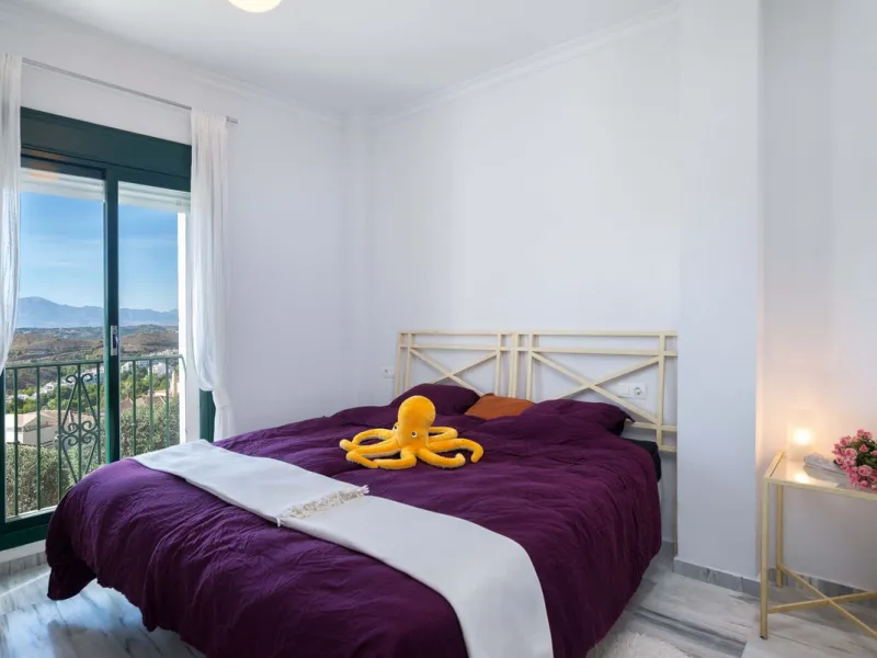 Exclusively for sale, this very nice middle floor apartment in Atalaya - Alhaurín Golf - Alhaurín el Grande - with midday sun to sunset over the surrounding mountains.