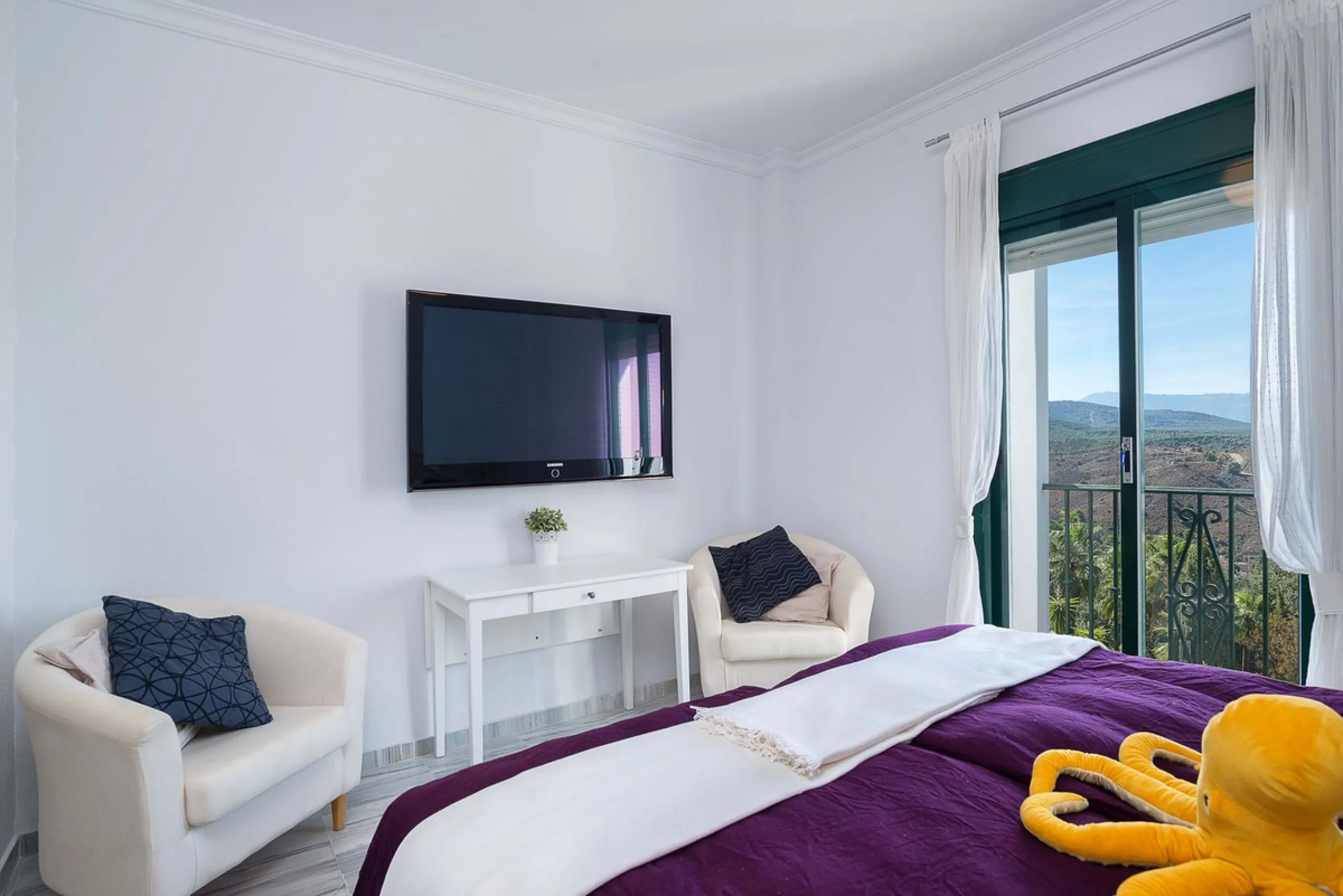 Exclusively for sale, this very nice middle floor apartment in Atalaya - Alhaurín Golf - Alhaurín el Grande - with midday sun to sunset over the surrounding mountains.
