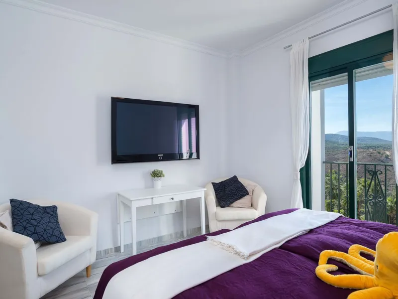 Exclusively for sale, this very nice middle floor apartment in Atalaya - Alhaurín Golf - Alhaurín el Grande - with midday sun to sunset over the surrounding mountains.