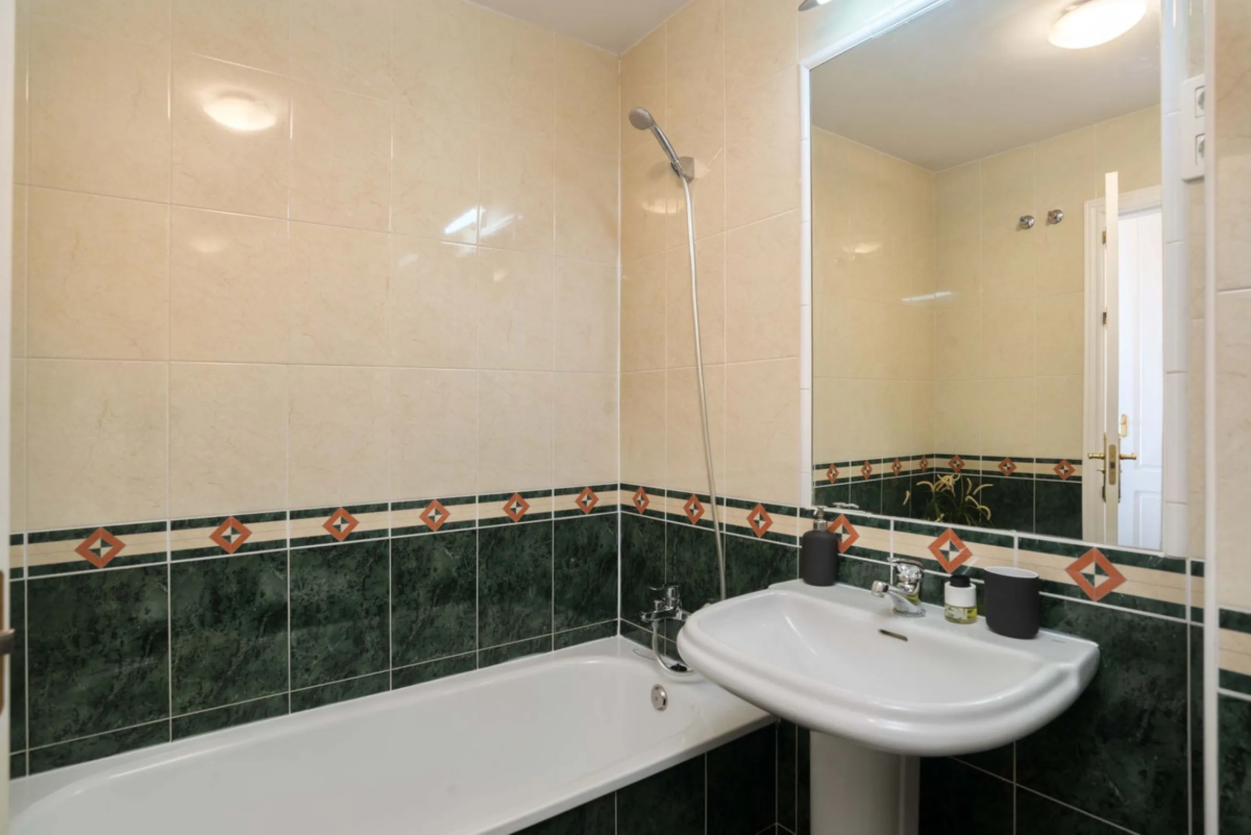 Exclusively for sale, this very nice middle floor apartment in Atalaya - Alhaurín Golf - Alhaurín el Grande - with midday sun to sunset over the surrounding mountains.