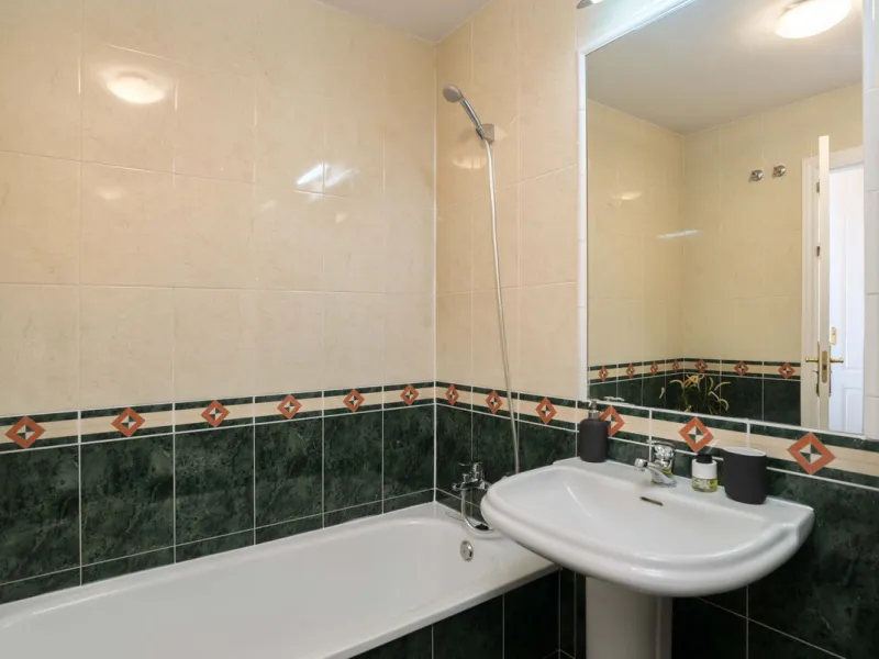 Exclusively for sale, this very nice middle floor apartment in Atalaya - Alhaurín Golf - Alhaurín el Grande - with midday sun to sunset over the surrounding mountains.