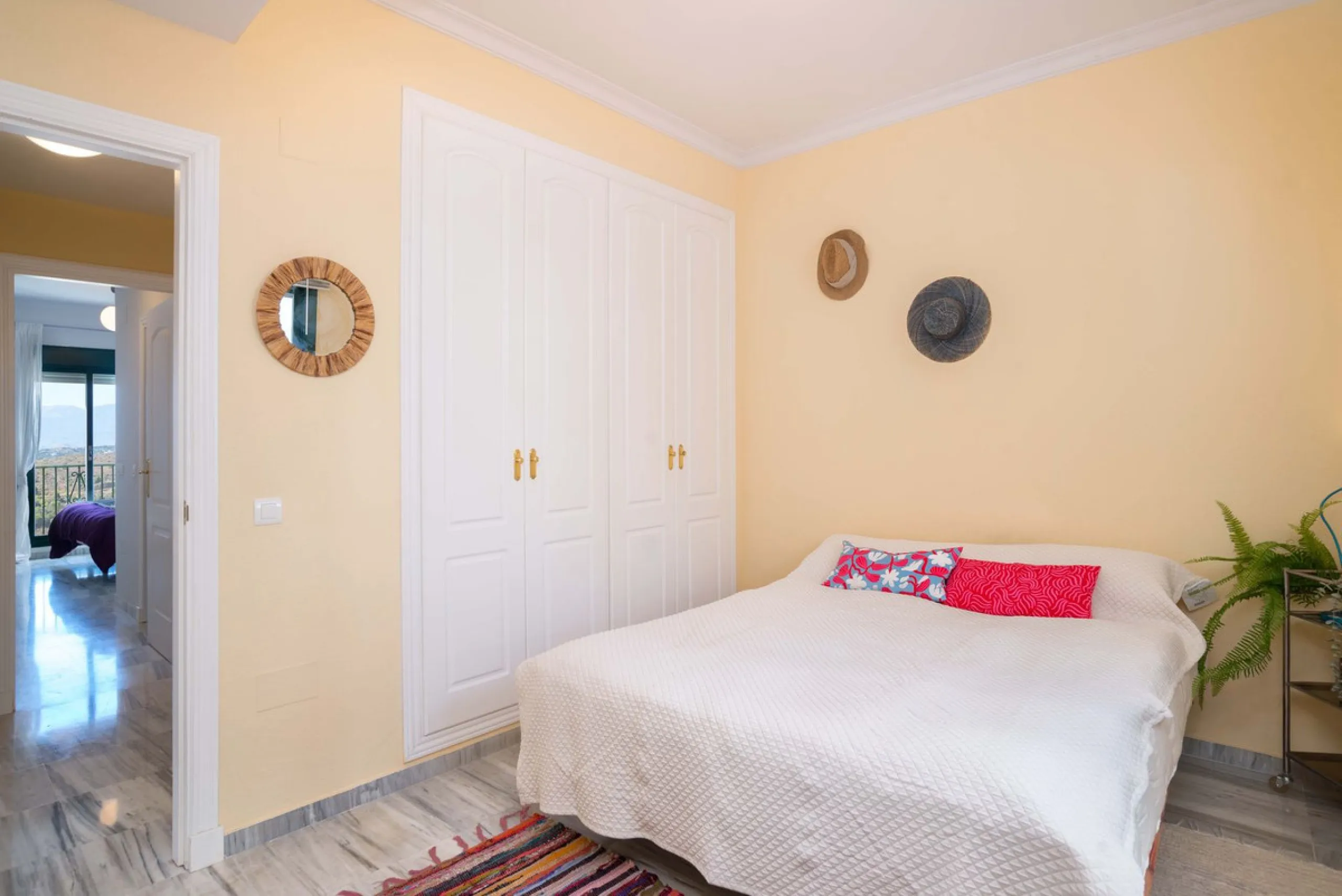 Exclusively for sale, this very nice middle floor apartment in Atalaya - Alhaurín Golf - Alhaurín el Grande - with midday sun to sunset over the surrounding mountains.