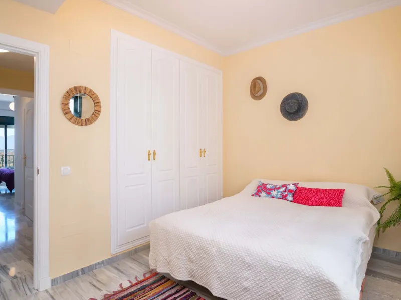 Exclusively for sale, this very nice middle floor apartment in Atalaya - Alhaurín Golf - Alhaurín el Grande - with midday sun to sunset over the surrounding mountains.