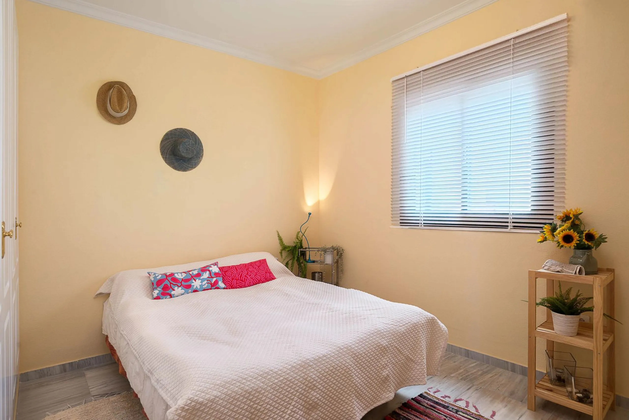 Exclusively for sale, this very nice middle floor apartment in Atalaya - Alhaurín Golf - Alhaurín el Grande - with midday sun to sunset over the surrounding mountains.