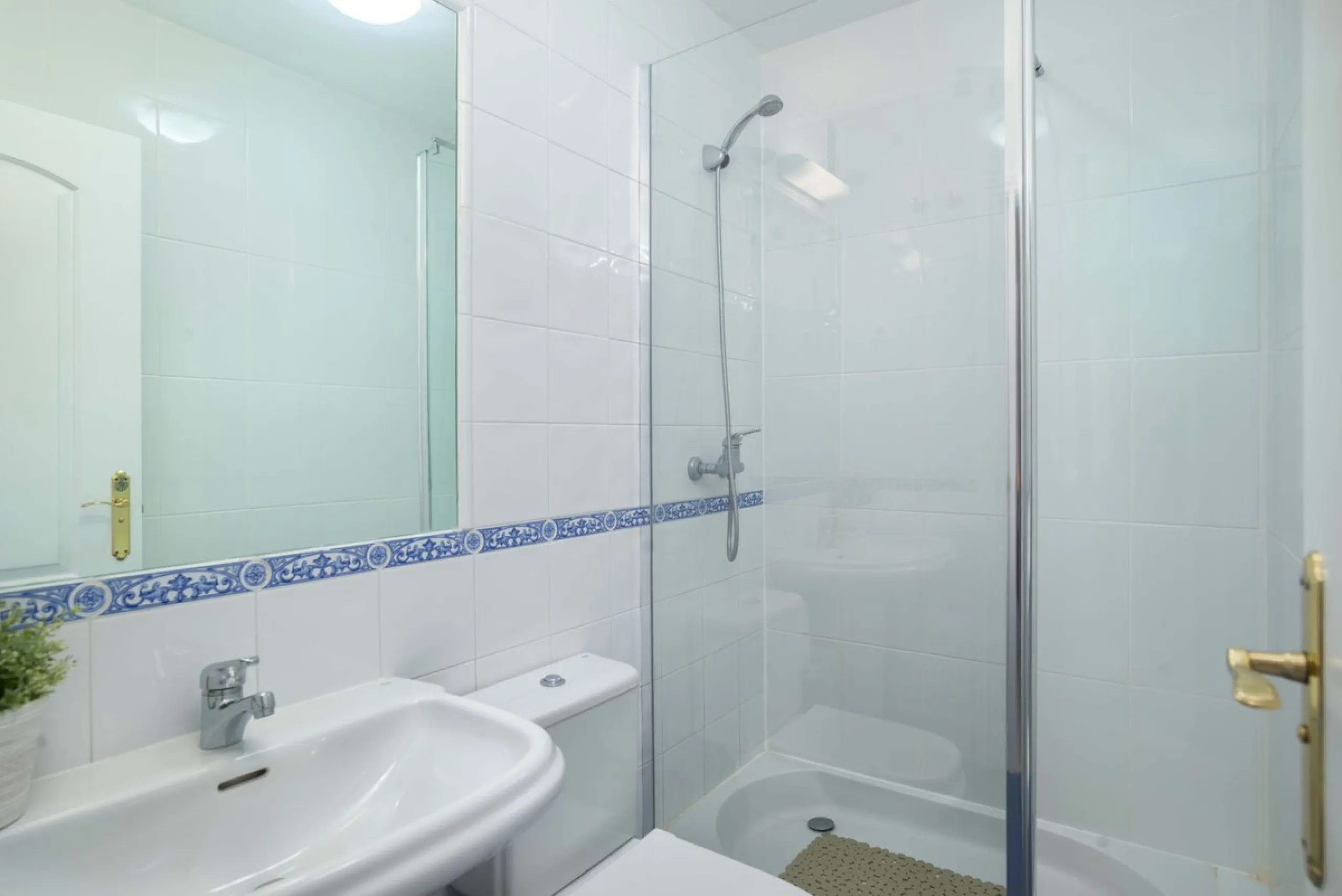 Exclusively for sale, this very nice middle floor apartment in Atalaya - Alhaurín Golf - Alhaurín el Grande - with midday sun to sunset over the surrounding mountains.