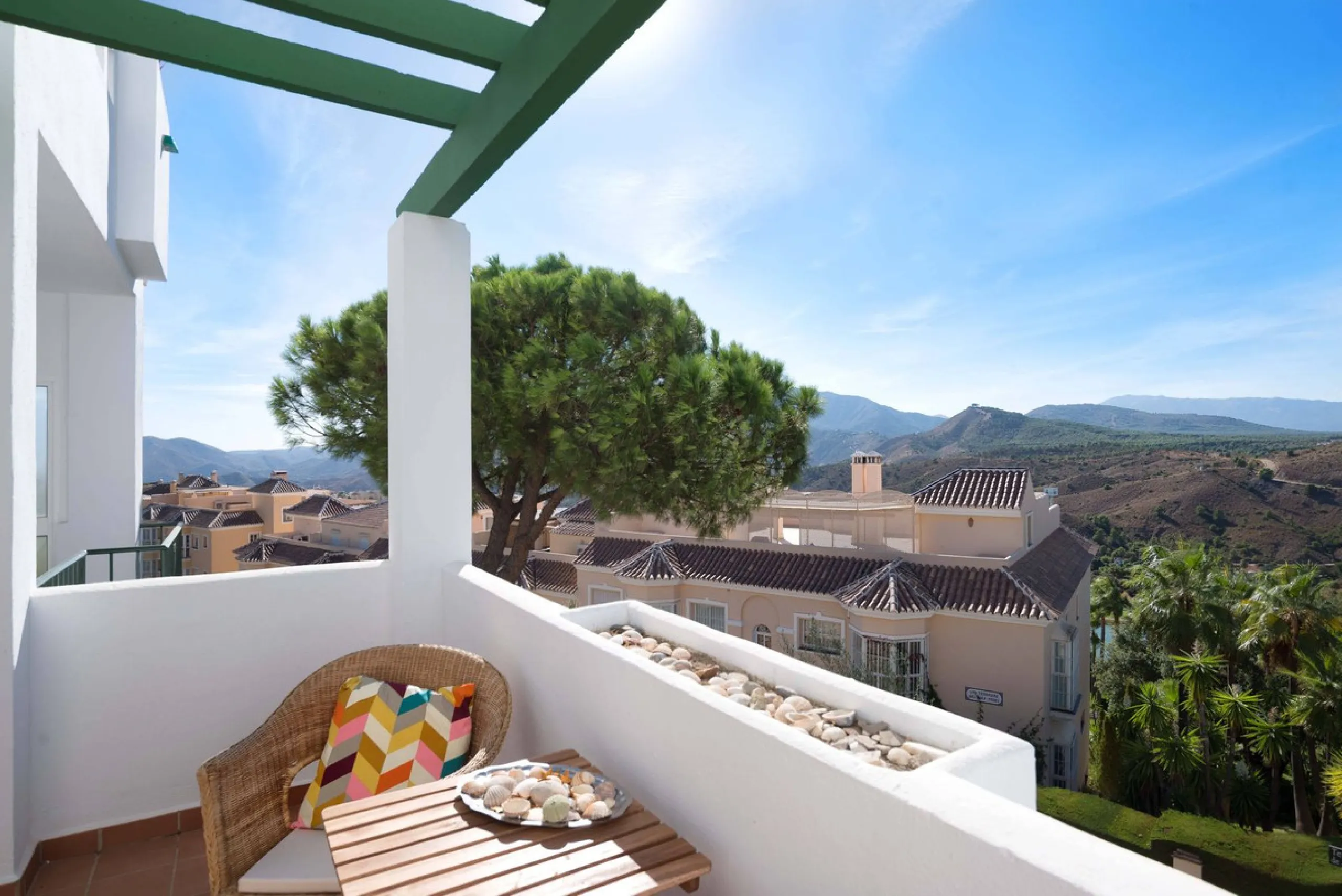 Exclusively for sale, this very nice middle floor apartment in Atalaya - Alhaurín Golf - Alhaurín el Grande - with midday sun to sunset over the surrounding mountains.