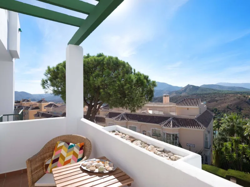 Exclusively for sale, this very nice middle floor apartment in Atalaya - Alhaurín Golf - Alhaurín el Grande - with midday sun to sunset over the surrounding mountains.