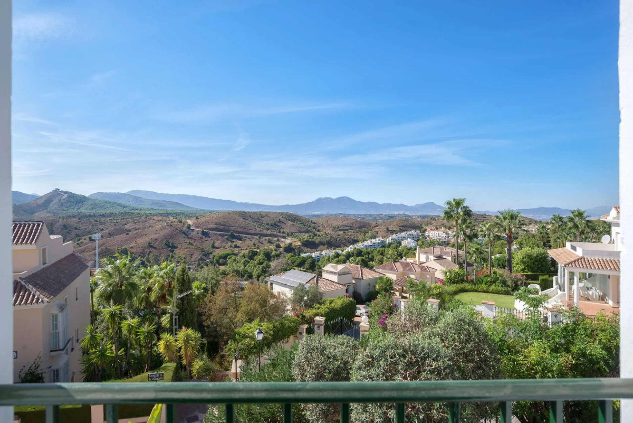 Exclusively for sale, this very nice middle floor apartment in Atalaya - Alhaurín Golf - Alhaurín el Grande - with midday sun to sunset over the surrounding mountains.