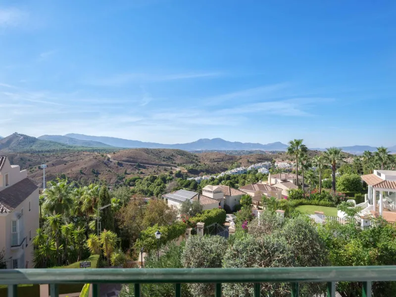 Exclusively for sale, this very nice middle floor apartment in Atalaya - Alhaurín Golf - Alhaurín el Grande - with midday sun to sunset over the surrounding mountains.