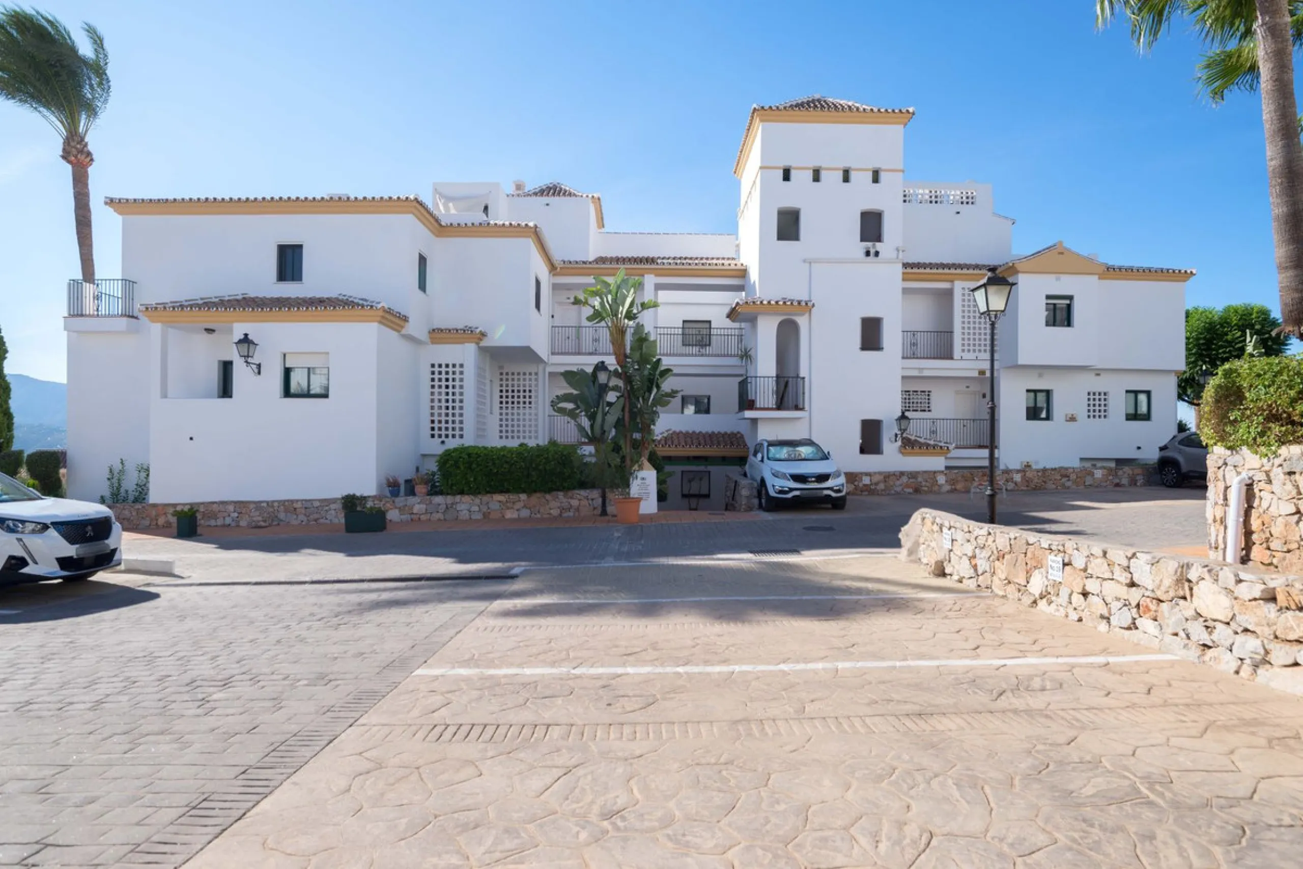 Exclusively for sale, this very nice middle floor apartment in Atalaya - Alhaurín Golf - Alhaurín el Grande - with midday sun to sunset over the surrounding mountains.