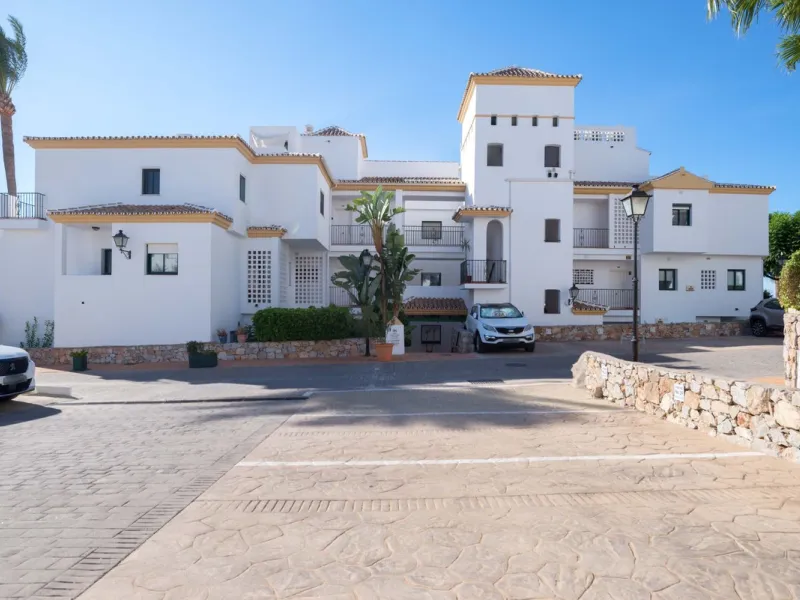 Exclusively for sale, this very nice middle floor apartment in Atalaya - Alhaurín Golf - Alhaurín el Grande - with midday sun to sunset over the surrounding mountains.