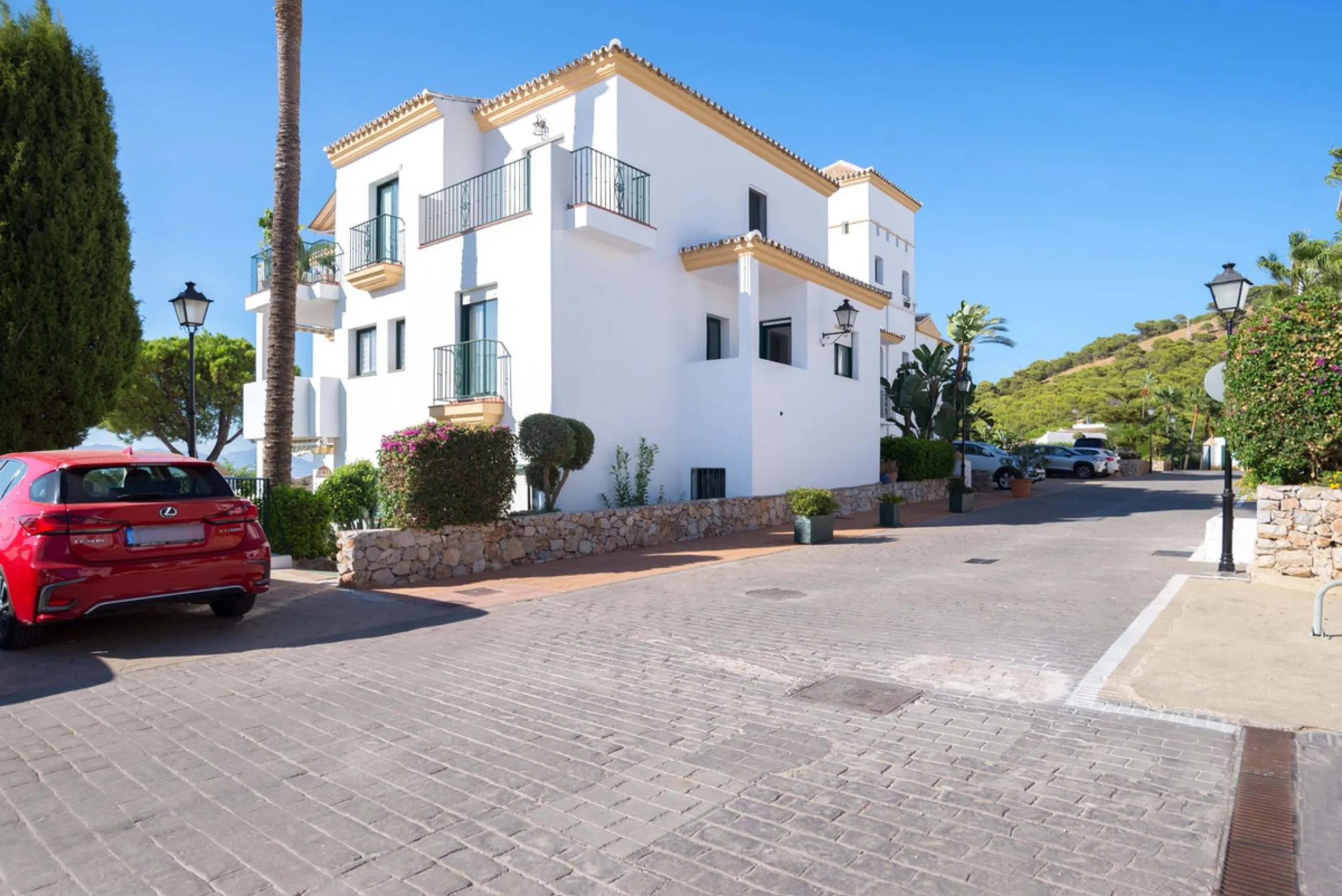 Exclusively for sale, this very nice middle floor apartment in Atalaya - Alhaurín Golf - Alhaurín el Grande - with midday sun to sunset over the surrounding mountains.