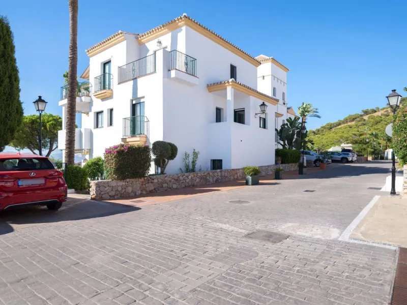 Exclusively for sale, this very nice middle floor apartment in Atalaya - Alhaurín Golf - Alhaurín el Grande - with midday sun to sunset over the surrounding mountains.