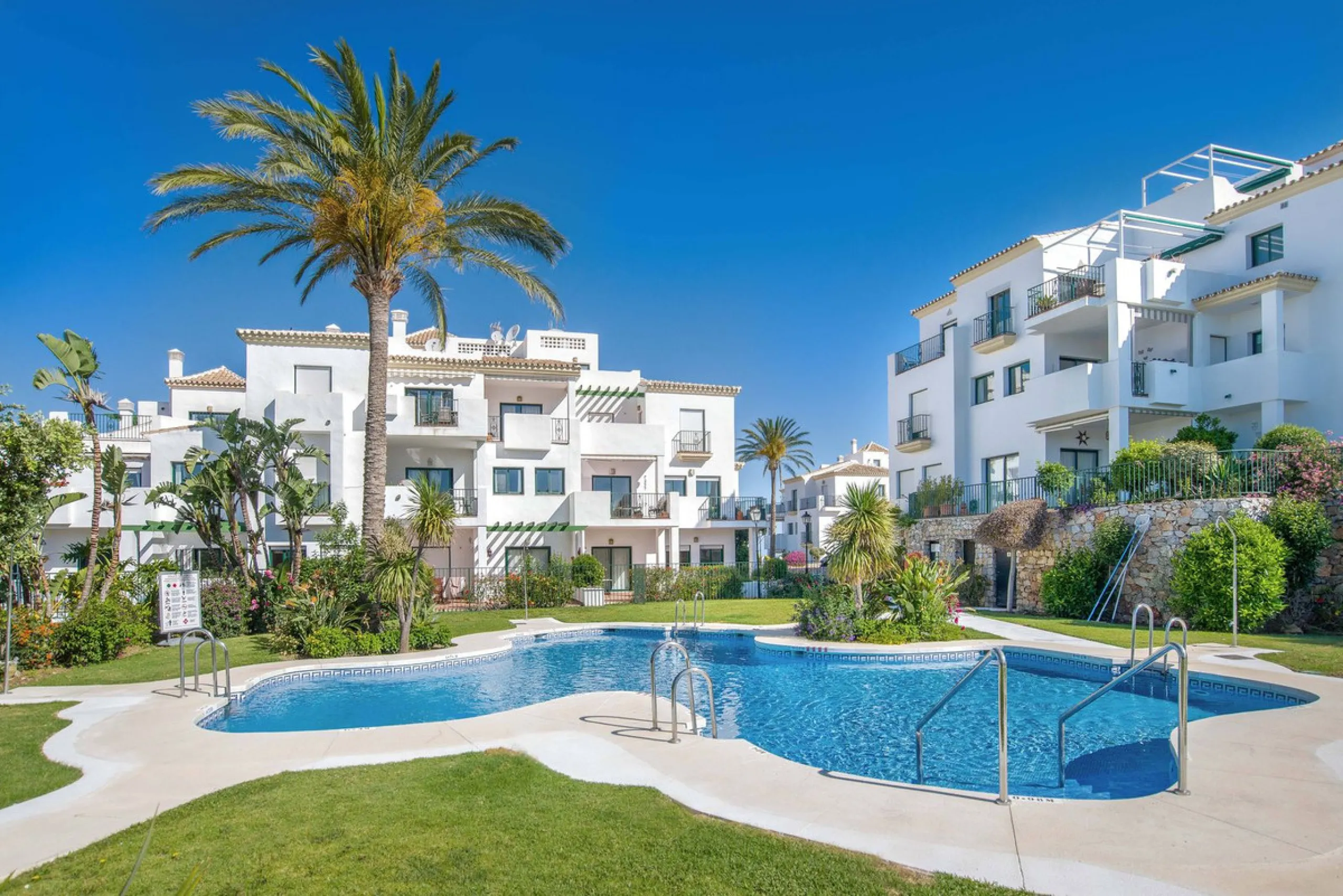 Exclusively for sale, this very nice middle floor apartment in Atalaya - Alhaurín Golf - Alhaurín el Grande - with midday sun to sunset over the surrounding mountains.