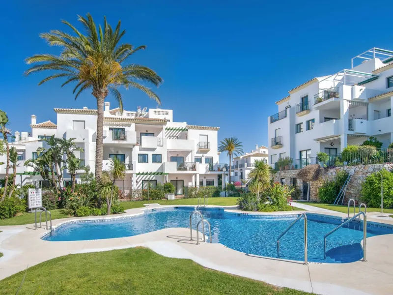 Exclusively for sale, this very nice middle floor apartment in Atalaya - Alhaurín Golf - Alhaurín el Grande - with midday sun to sunset over the surrounding mountains.