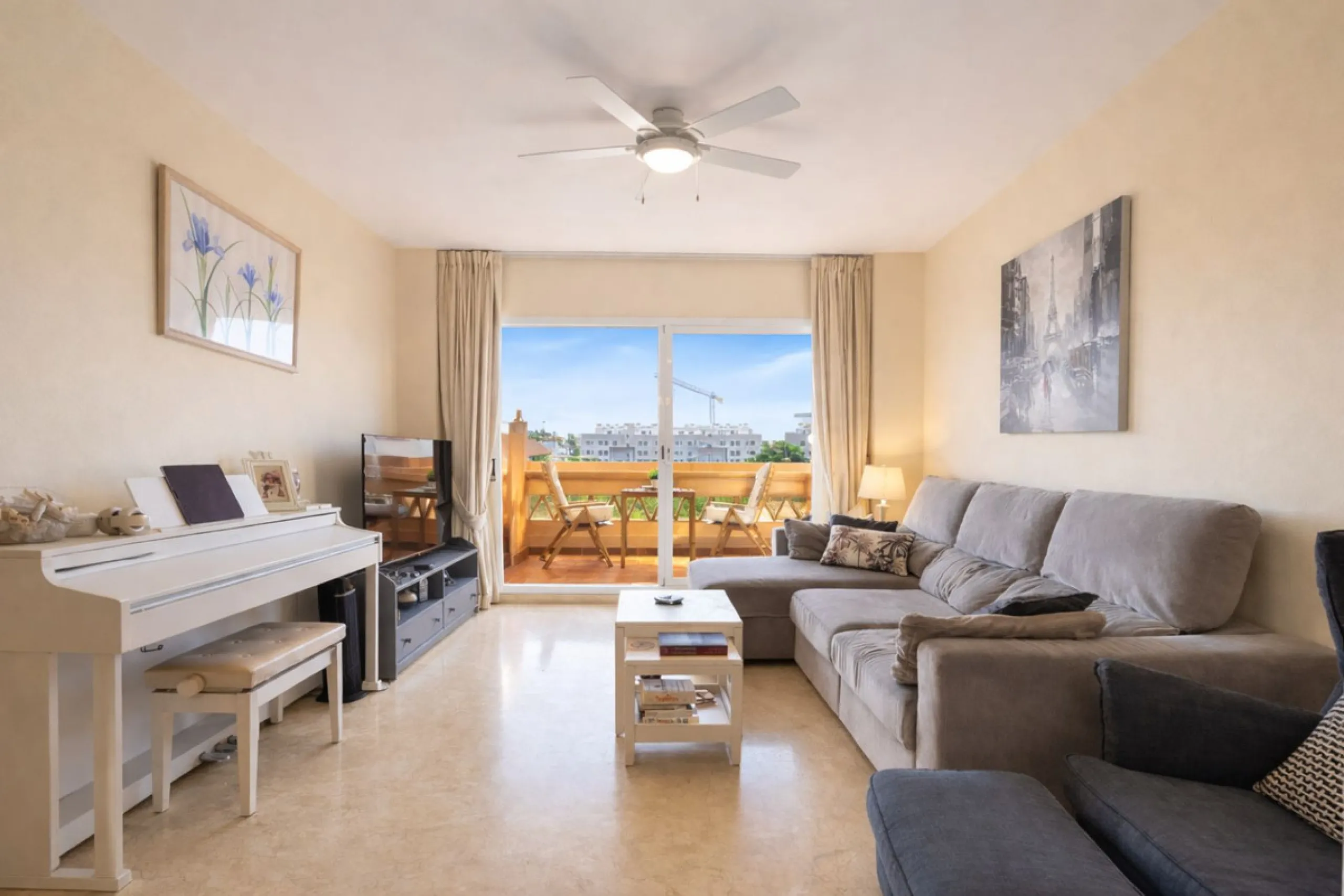 Located in the sought-after El Faro area, this bright and well-distributed mid-floor apartment offers the perfect balance between coastal living and everyday convenience. Just a five-minute walk from the beach and local amenities, and a five-minute drive 
