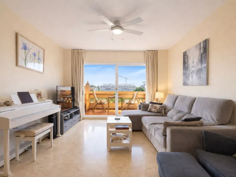 Located in the sought-after El Faro area, this bright and well-distributed mid-floor apartment offers the perfect balance between coastal living and everyday convenience. Just a five-minute walk from the beach and local amenities, and a five-minute drive 