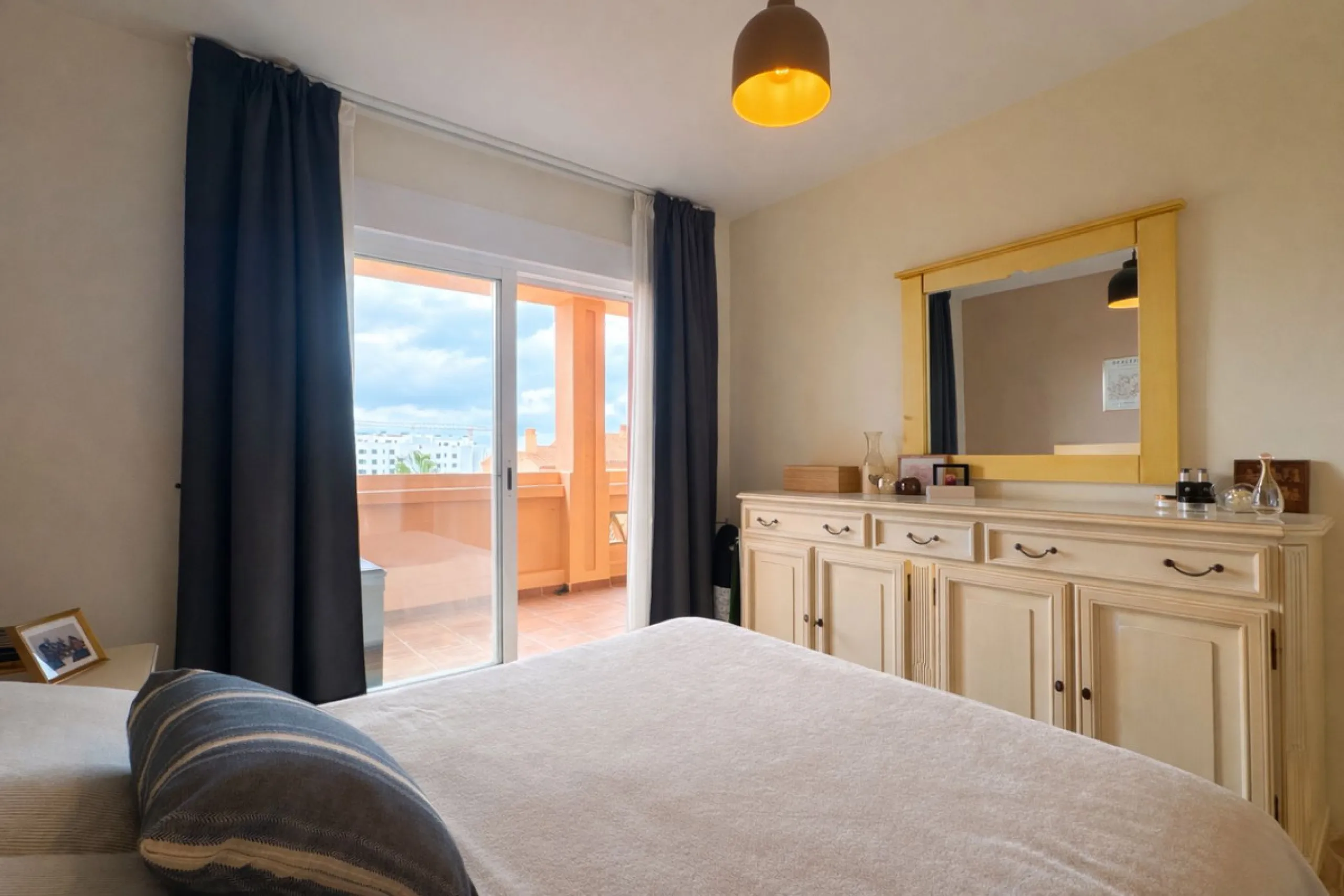 Located in the sought-after El Faro area, this bright and well-distributed mid-floor apartment offers the perfect balance between coastal living and everyday convenience. Just a five-minute walk from the beach and local amenities, and a five-minute drive 