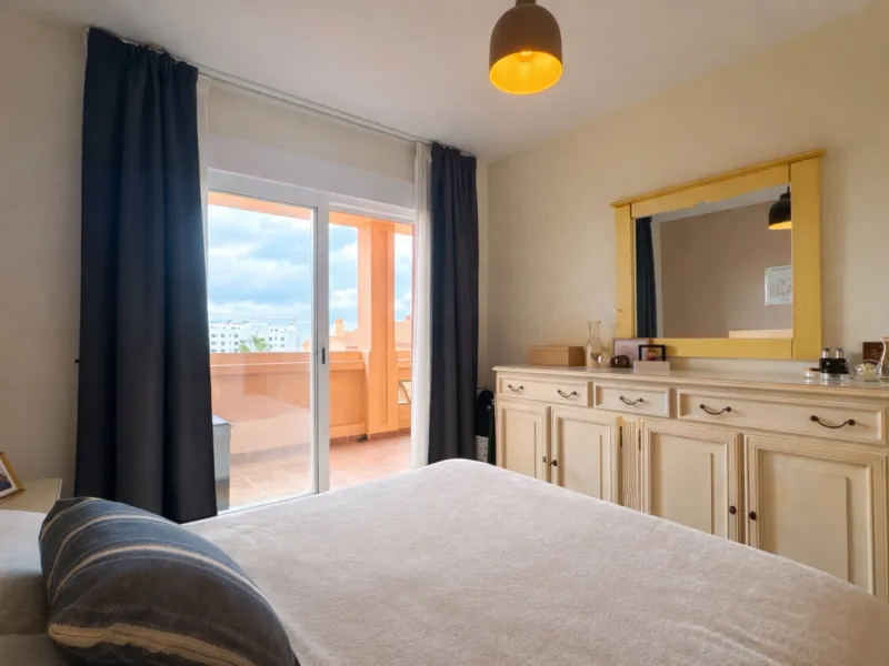 Located in the sought-after El Faro area, this bright and well-distributed mid-floor apartment offers the perfect balance between coastal living and everyday convenience. Just a five-minute walk from the beach and local amenities, and a five-minute drive 