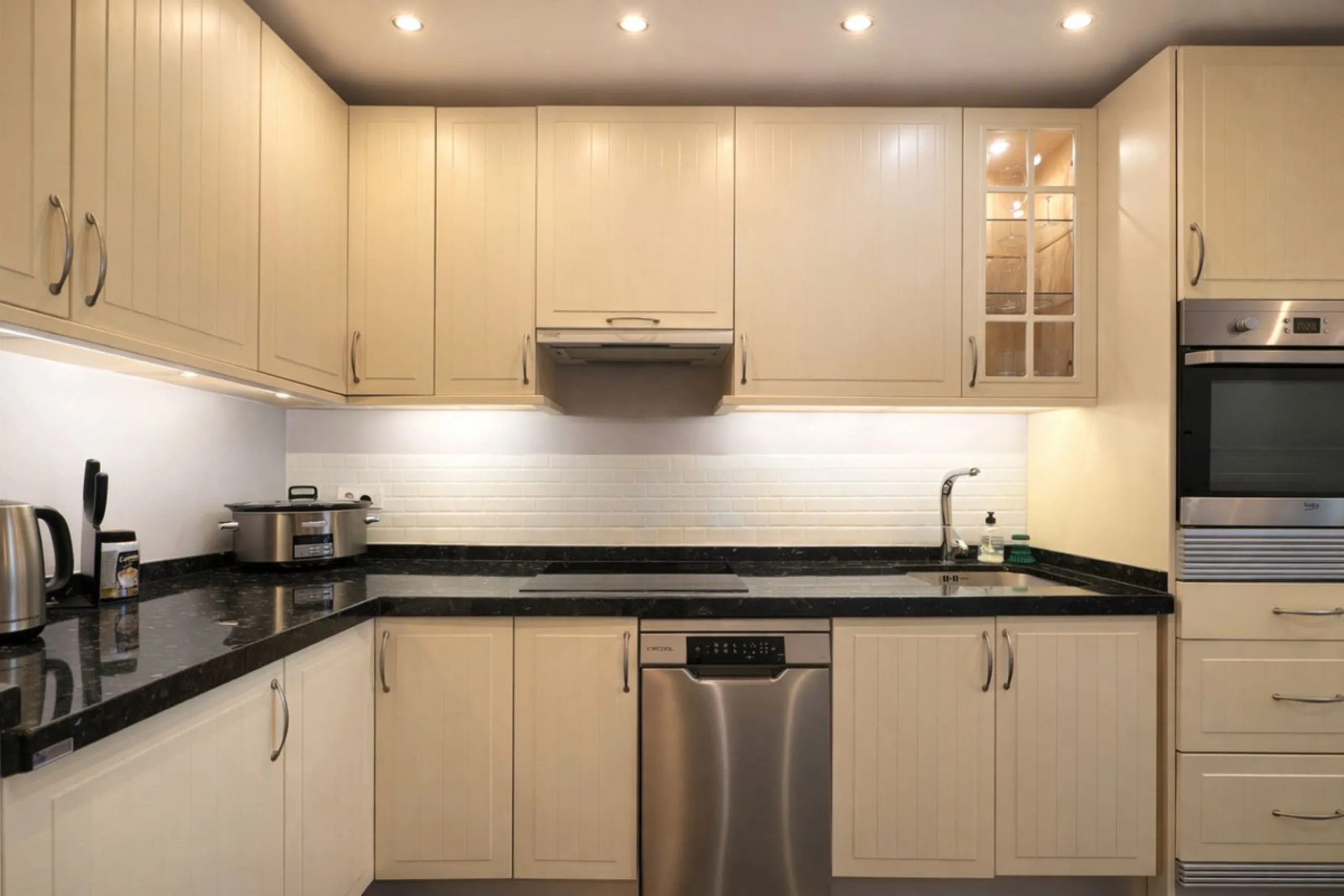 Located in the sought-after El Faro area, this bright and well-distributed mid-floor apartment offers the perfect balance between coastal living and everyday convenience. Just a five-minute walk from the beach and local amenities, and a five-minute drive 