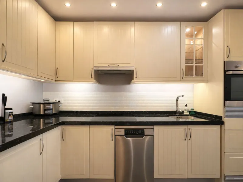 Located in the sought-after El Faro area, this bright and well-distributed mid-floor apartment offers the perfect balance between coastal living and everyday convenience. Just a five-minute walk from the beach and local amenities, and a five-minute drive 