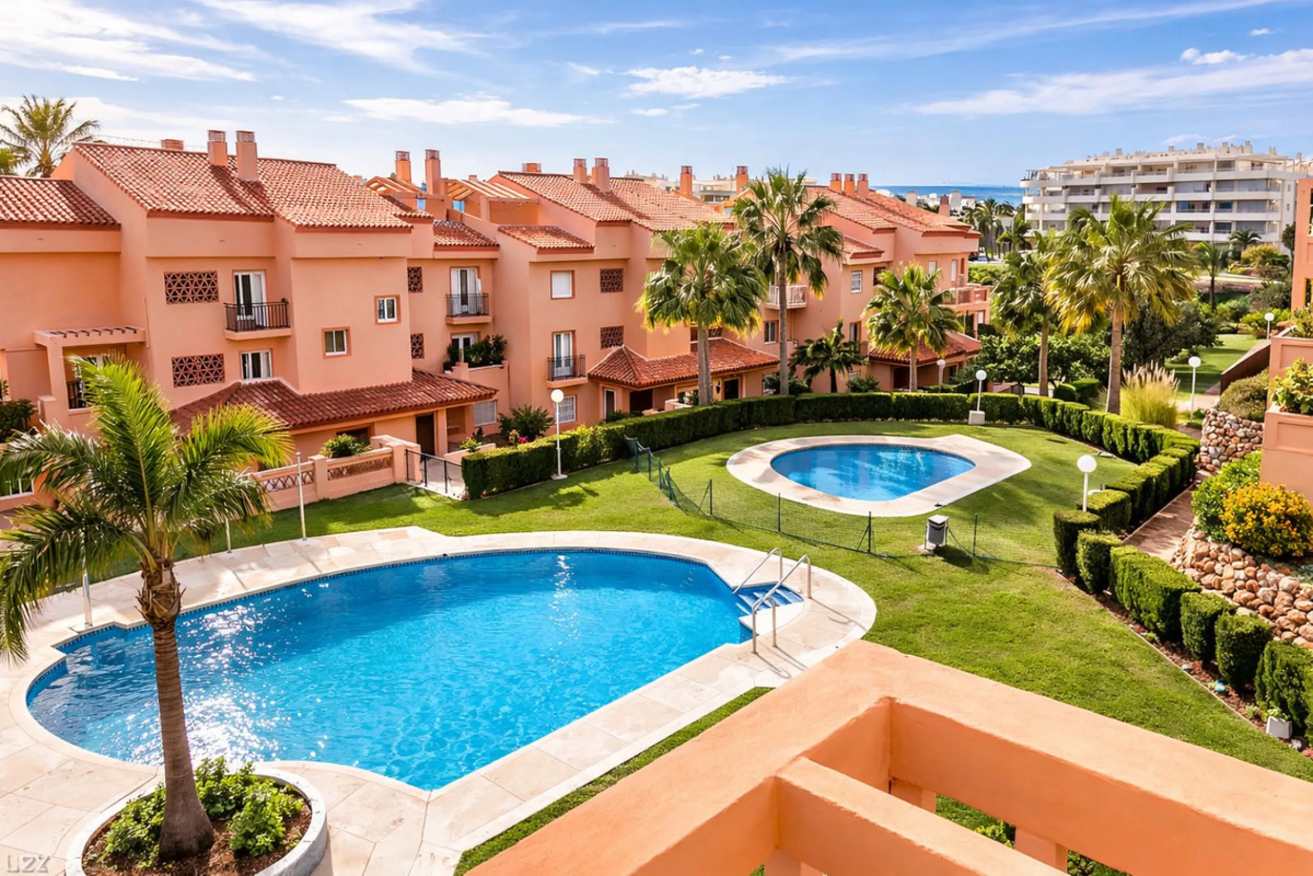 Located in the sought-after El Faro area, this bright and well-distributed mid-floor apartment offers the perfect balance between coastal living and everyday convenience. Just a five-minute walk from the beach and local amenities, and a five-minute drive 