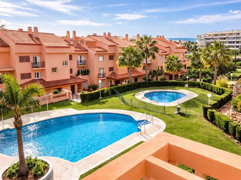 Located in the sought-after El Faro area, this bright and well-distributed mid-floor apartment offers the perfect balance between coastal living and everyday convenience. Just a five-minute walk from the beach and local amenities, and a five-minute drive 