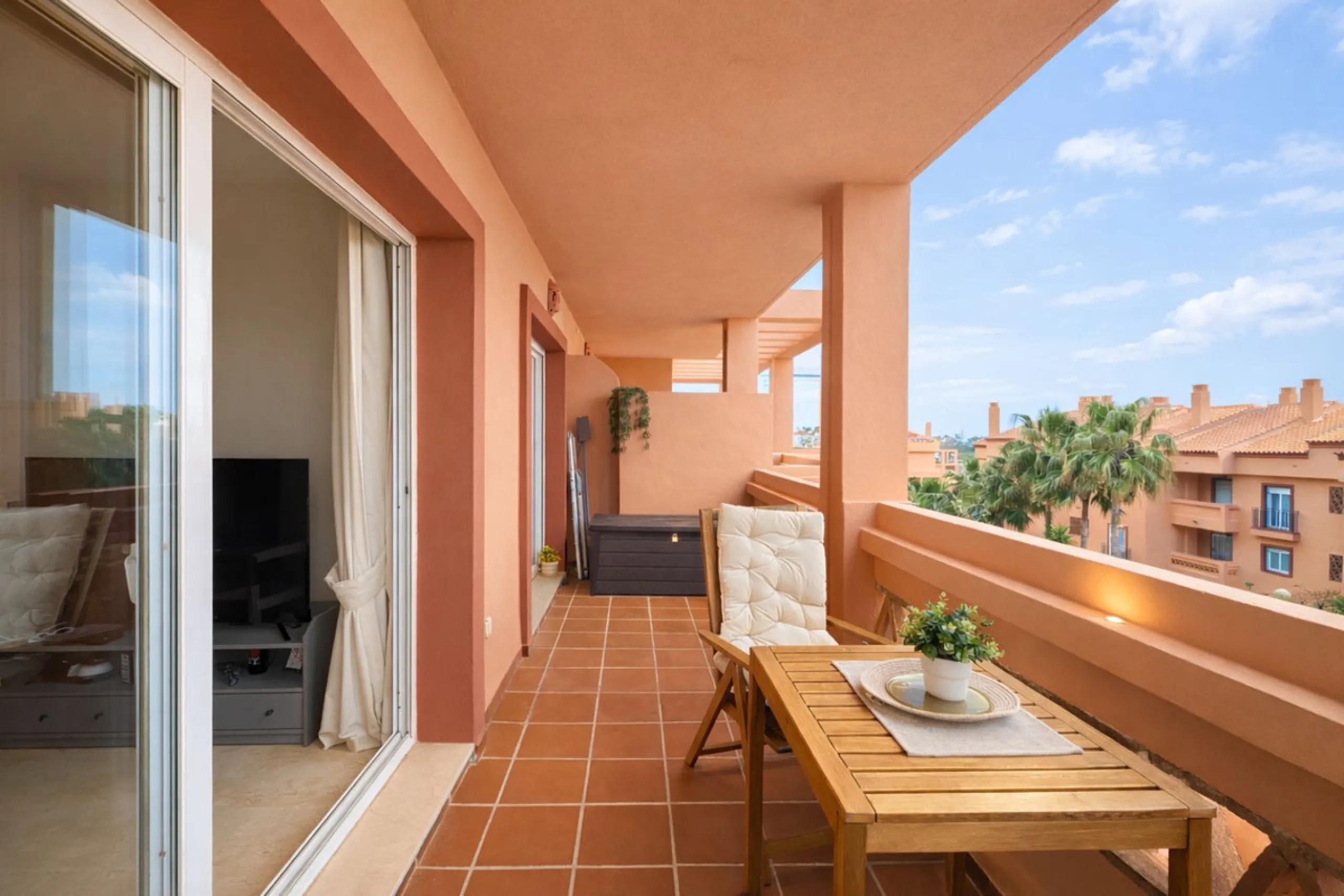 Located in the sought-after El Faro area, this bright and well-distributed mid-floor apartment offers the perfect balance between coastal living and everyday convenience. Just a five-minute walk from the beach and local amenities, and a five-minute drive 