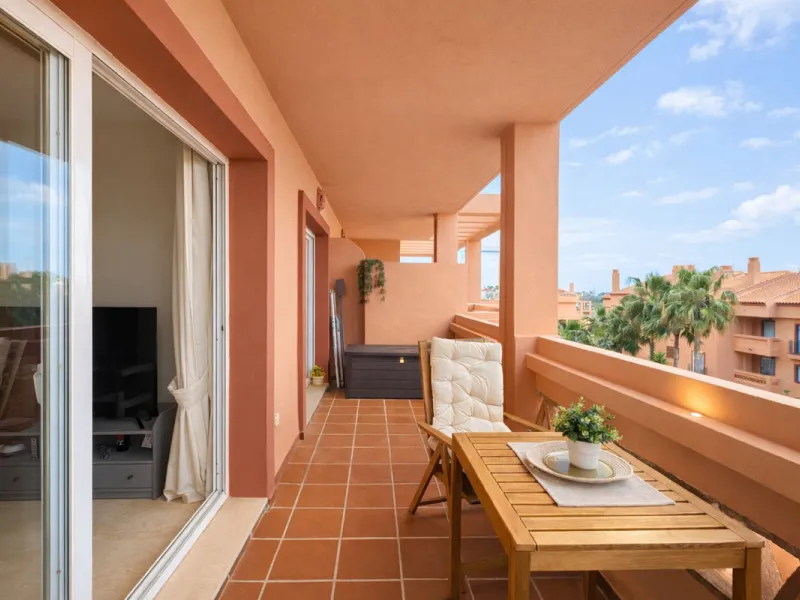 Located in the sought-after El Faro area, this bright and well-distributed mid-floor apartment offers the perfect balance between coastal living and everyday convenience. Just a five-minute walk from the beach and local amenities, and a five-minute drive 