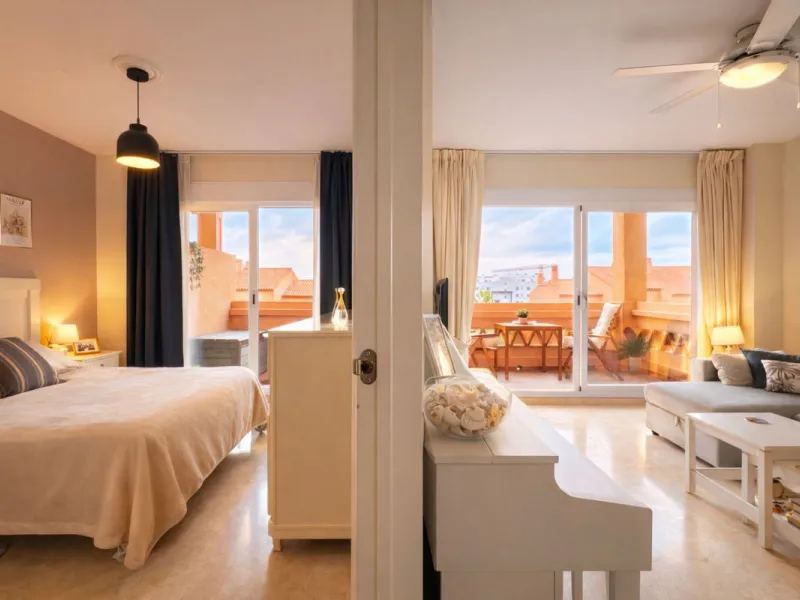 Located in the sought-after El Faro area, this bright and well-distributed mid-floor apartment offers the perfect balance between coastal living and everyday convenience. Just a five-minute walk from the beach and local amenities, and a five-minute drive 