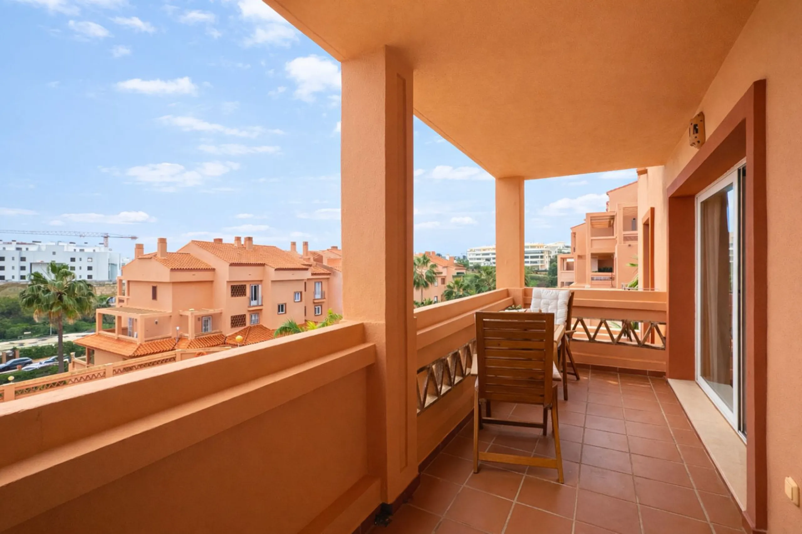Located in the sought-after El Faro area, this bright and well-distributed mid-floor apartment offers the perfect balance between coastal living and everyday convenience. Just a five-minute walk from the beach and local amenities, and a five-minute drive 