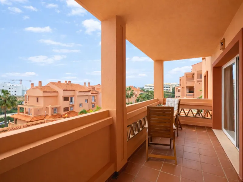 Located in the sought-after El Faro area, this bright and well-distributed mid-floor apartment offers the perfect balance between coastal living and everyday convenience. Just a five-minute walk from the beach and local amenities, and a five-minute drive 